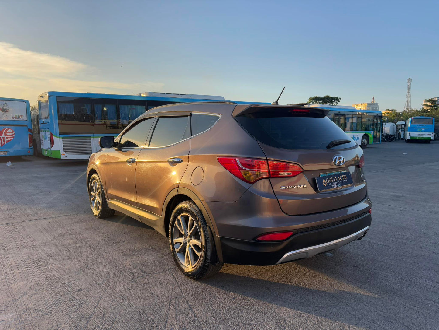 2013 HYUNDAI SANTA FE CRDi 2.2L 4X2 AUTOMATIC TRANSMISSION Gold Aces Car Display Center