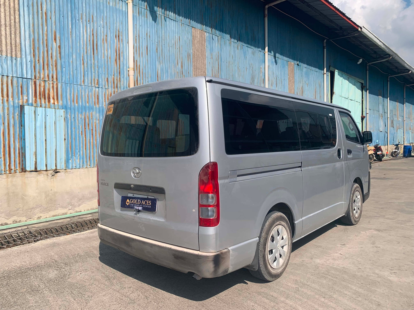 2022 HIACE COMMUTER 3.0L MANUAL TRANSMISSION (27T KMS ONLY!) Gold Aces Car Display Center