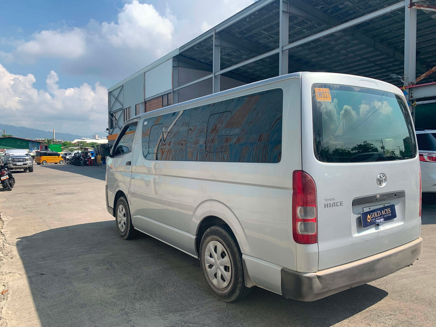 2022 HIACE COMMUTER 3.0L MANUAL TRANSMISSION (27T KMS ONLY!) Gold Aces Car Display Center
