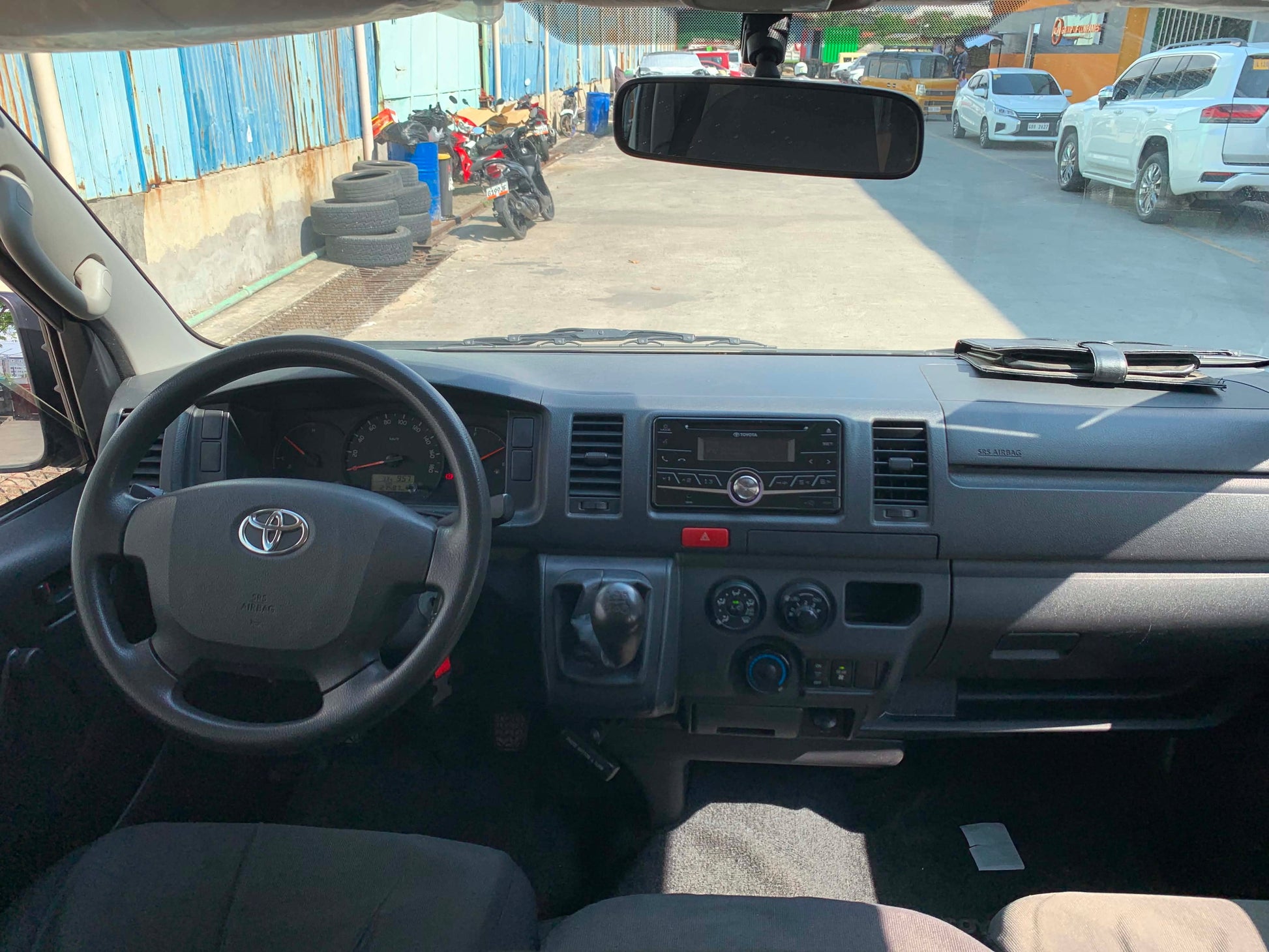 2022 HIACE COMMUTER 3.0L MANUAL TRANSMISSION (27T KMS ONLY!) Gold Aces Car Display Center