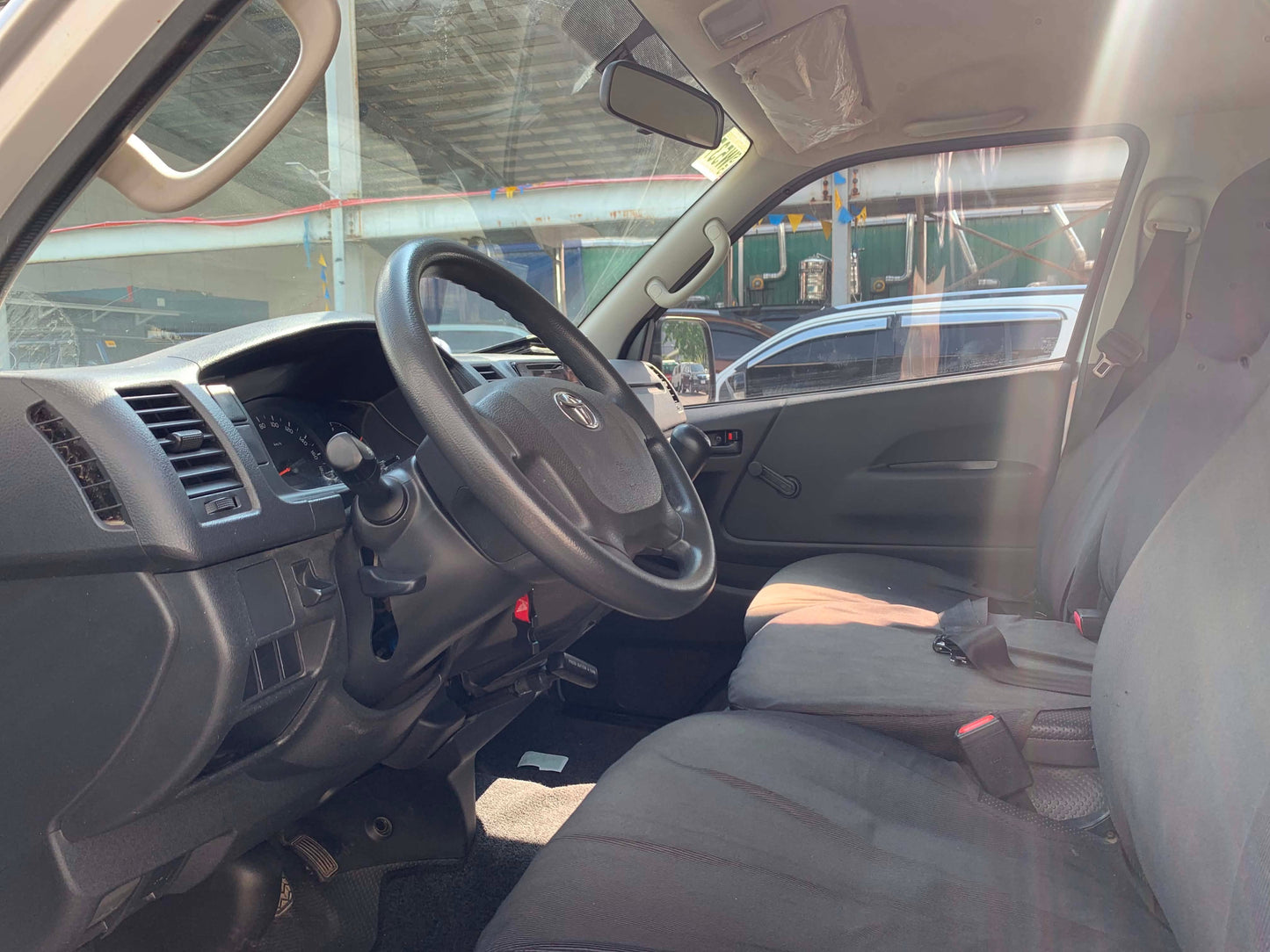 2022 HIACE COMMUTER 3.0L MANUAL TRANSMISSION (27T KMS ONLY!) Gold Aces Car Display Center