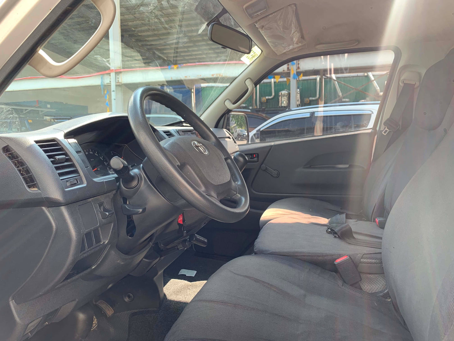 2022 HIACE COMMUTER 3.0L MANUAL TRANSMISSION (27T KMS ONLY!) Gold Aces Car Display Center
