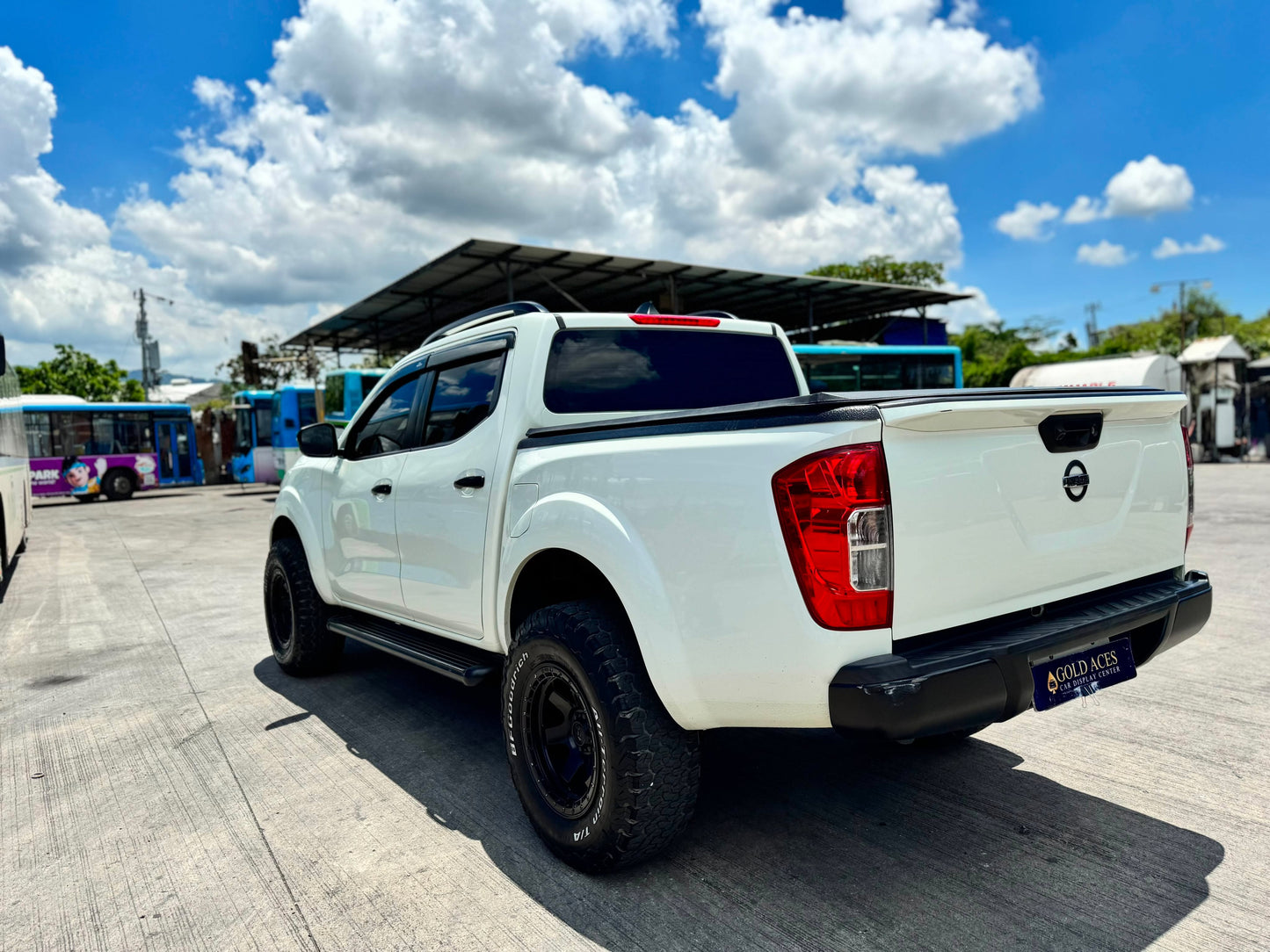 2018 NISSAN NAVARA 2.5L 4X2 SV AUTOMATIC TRANSMISSION Gold Aces Car Display Center