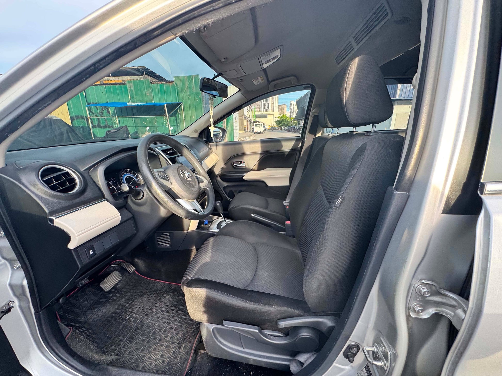 2018 TOYOTA RUSH 1.5L E AUTOMATIC TRANSMISSION Gold Aces Car Display Center
