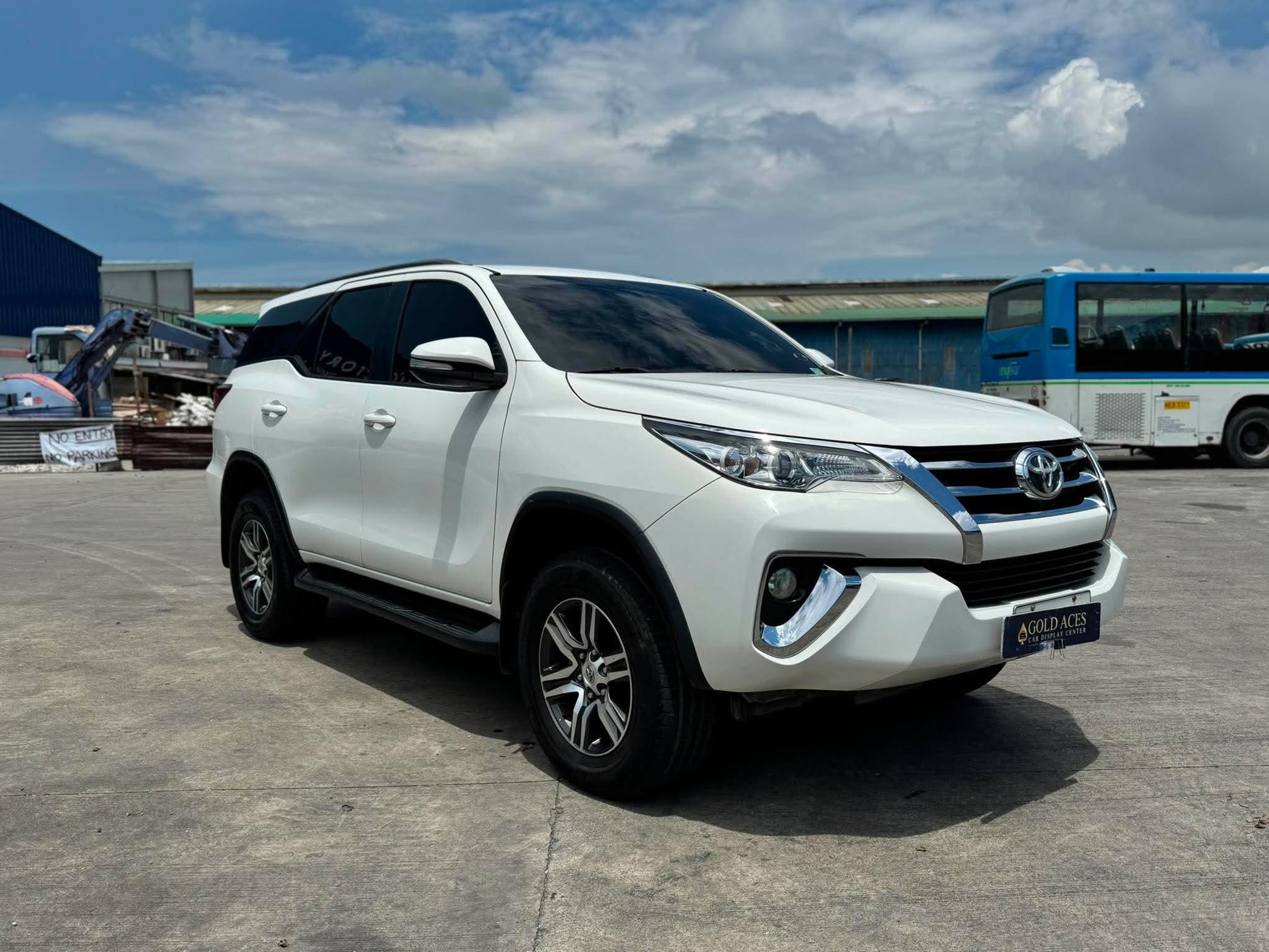 2018 TOYOTA FORTUNER 2.4L G 4X2 AUTOMATIC TRANSMISSION Gold Aces Car Display Center