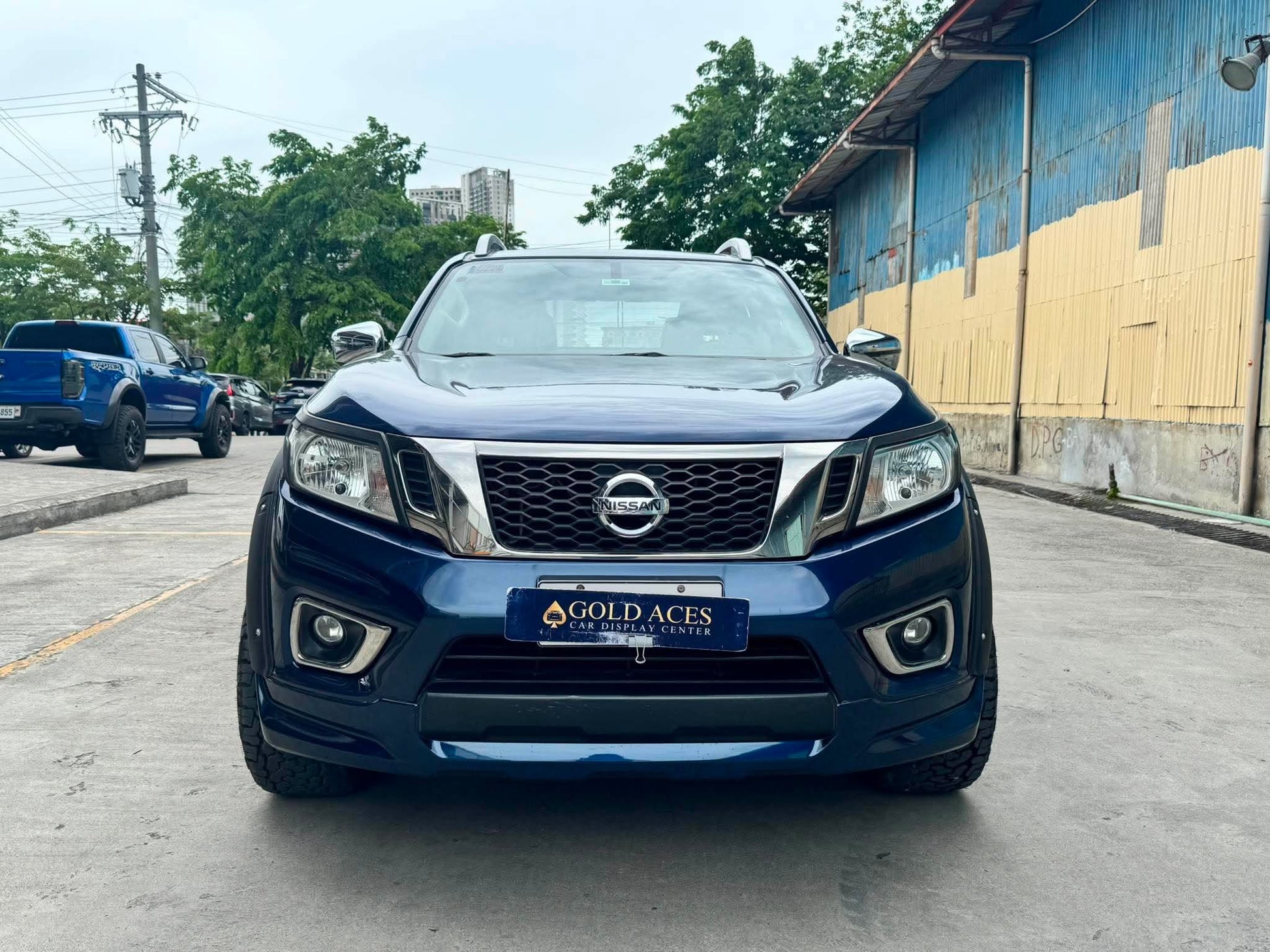 2017 NISSAN NAVARA 2.5L EL 4X2 AUTOMATIC TRANSMISSION Gold Aces Car Display Center
