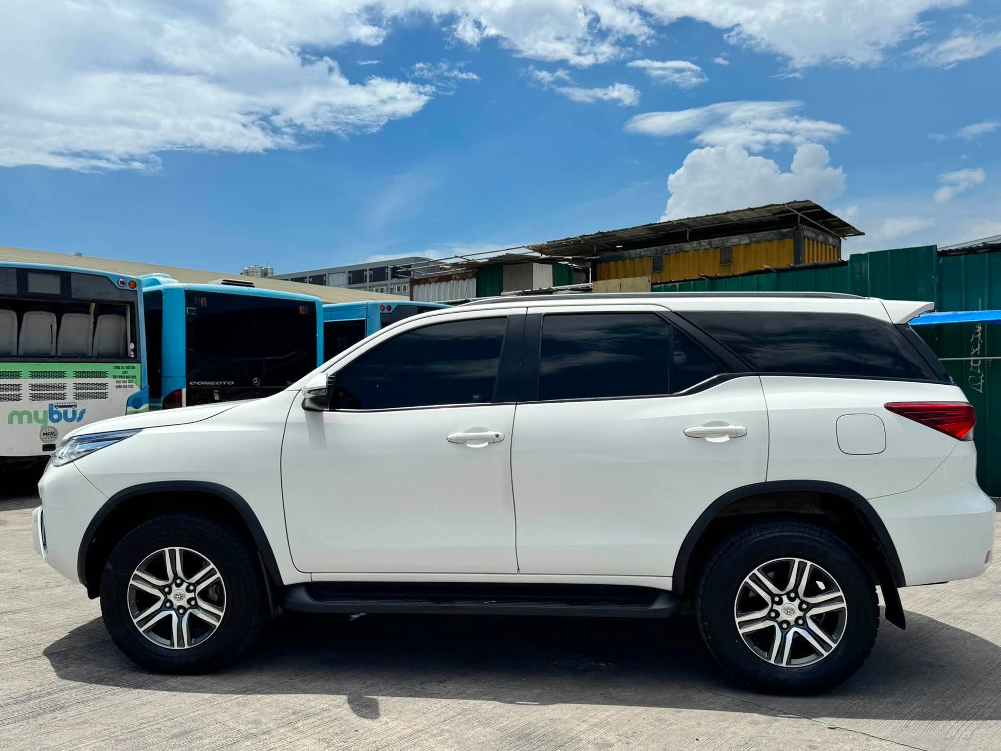 2018 TOYOTA FORTUNER 2.4L G 4X2 AUTOMATIC TRANSMISSION Gold Aces Car Display Center