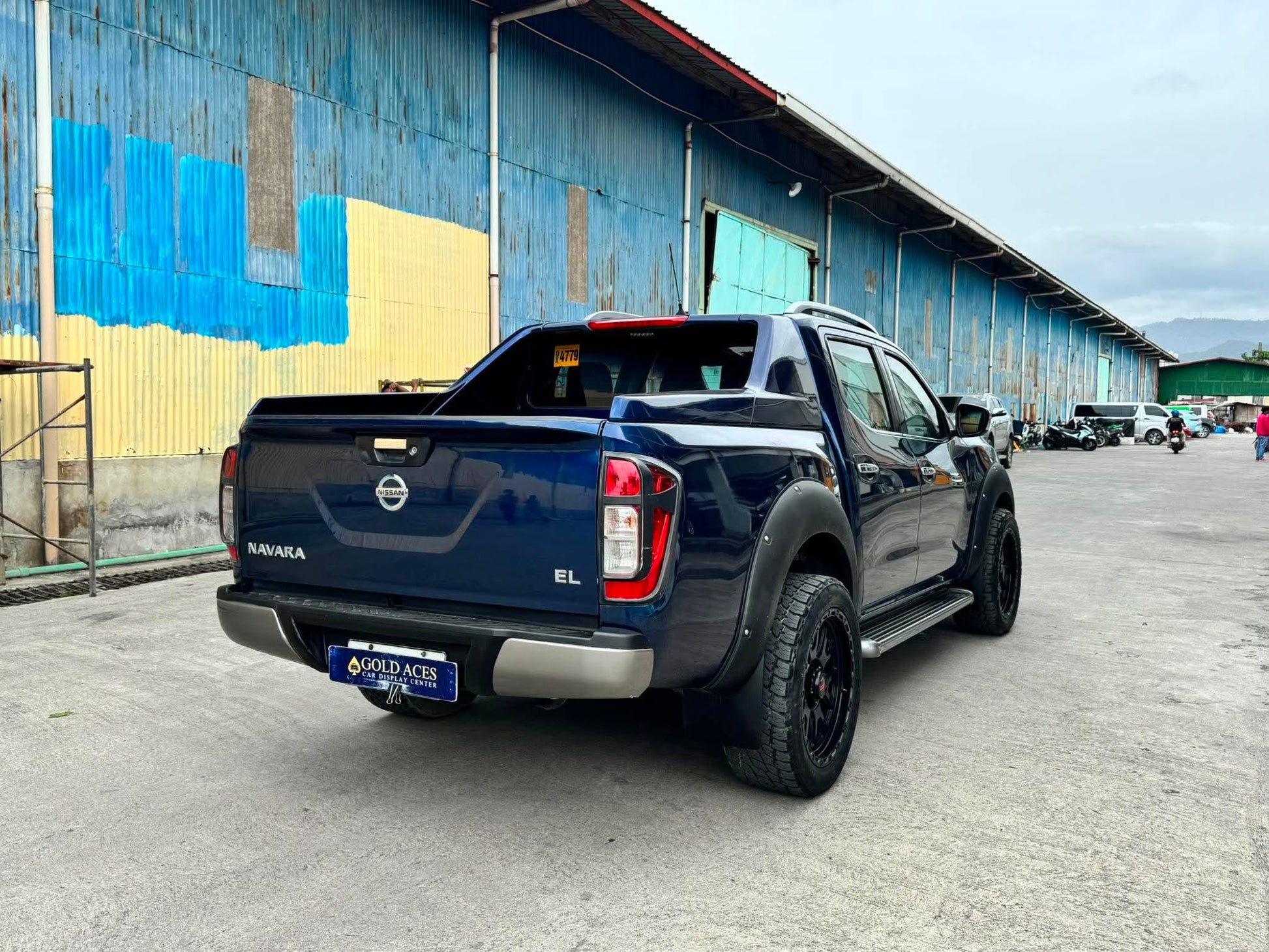 2017 NISSAN NAVARA 2.5L EL 4X2 AUTOMATIC TRANSMISSION Gold Aces Car Display Center