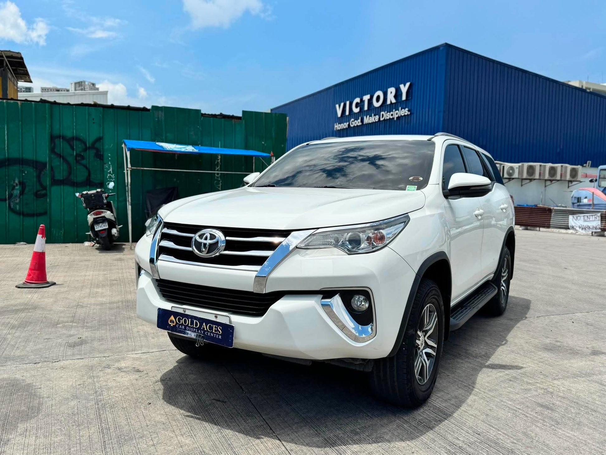 2018 TOYOTA FORTUNER 2.4L G 4X2 AUTOMATIC TRANSMISSION Gold Aces Car Display Center