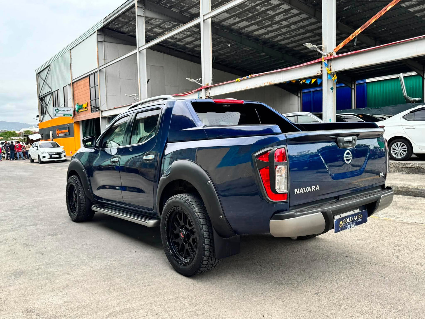 2017 NISSAN NAVARA 2.5L EL 4X2 AUTOMATIC TRANSMISSION Gold Aces Car Display Center