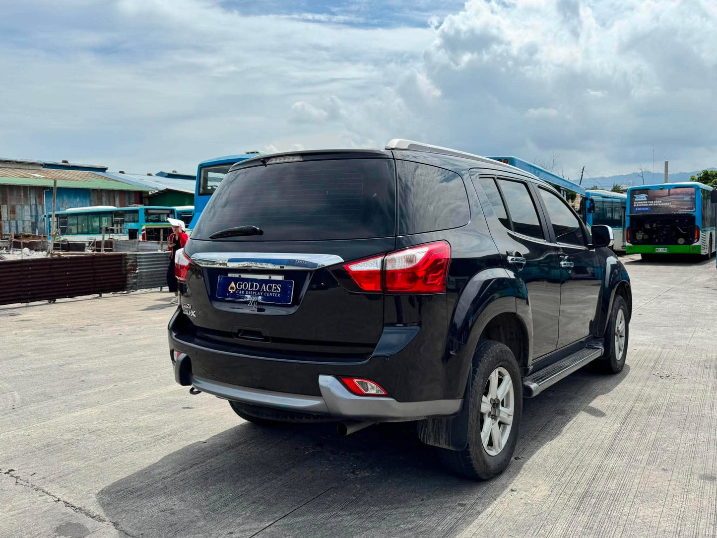 2015 ISUZU MUX LSA 2.4 AUTOMATIC TRANSMISSION Gold Aces Car Display Center