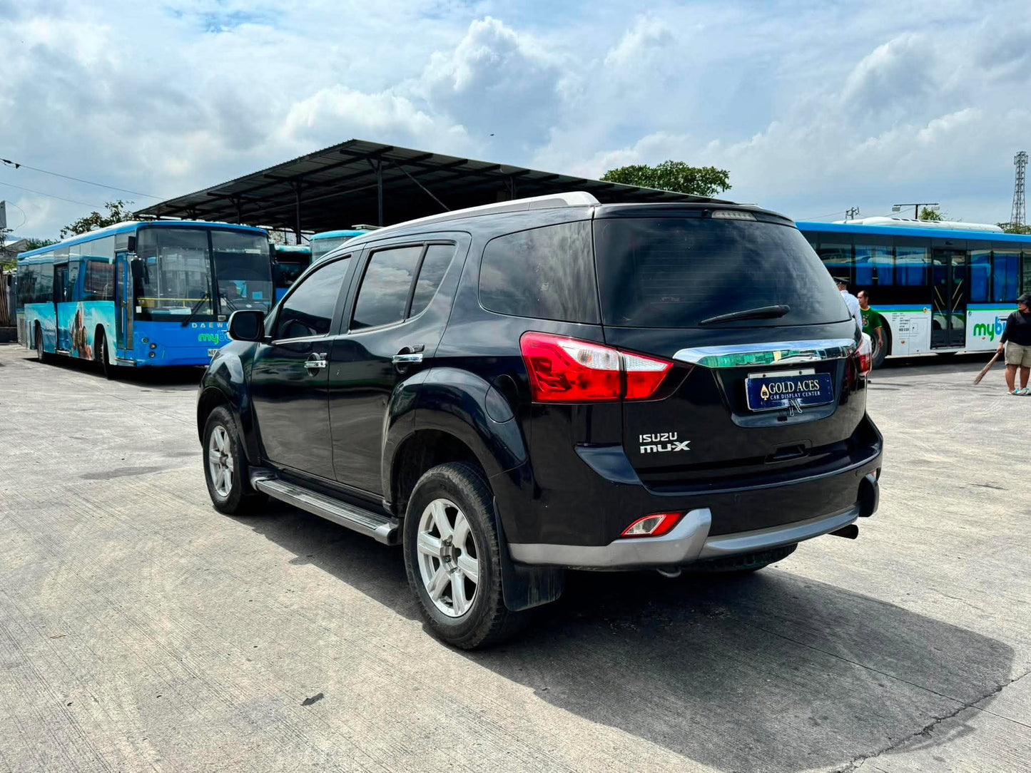 2015 ISUZU MUX LSA 2.4 AUTOMATIC TRANSMISSION Gold Aces Car Display Center