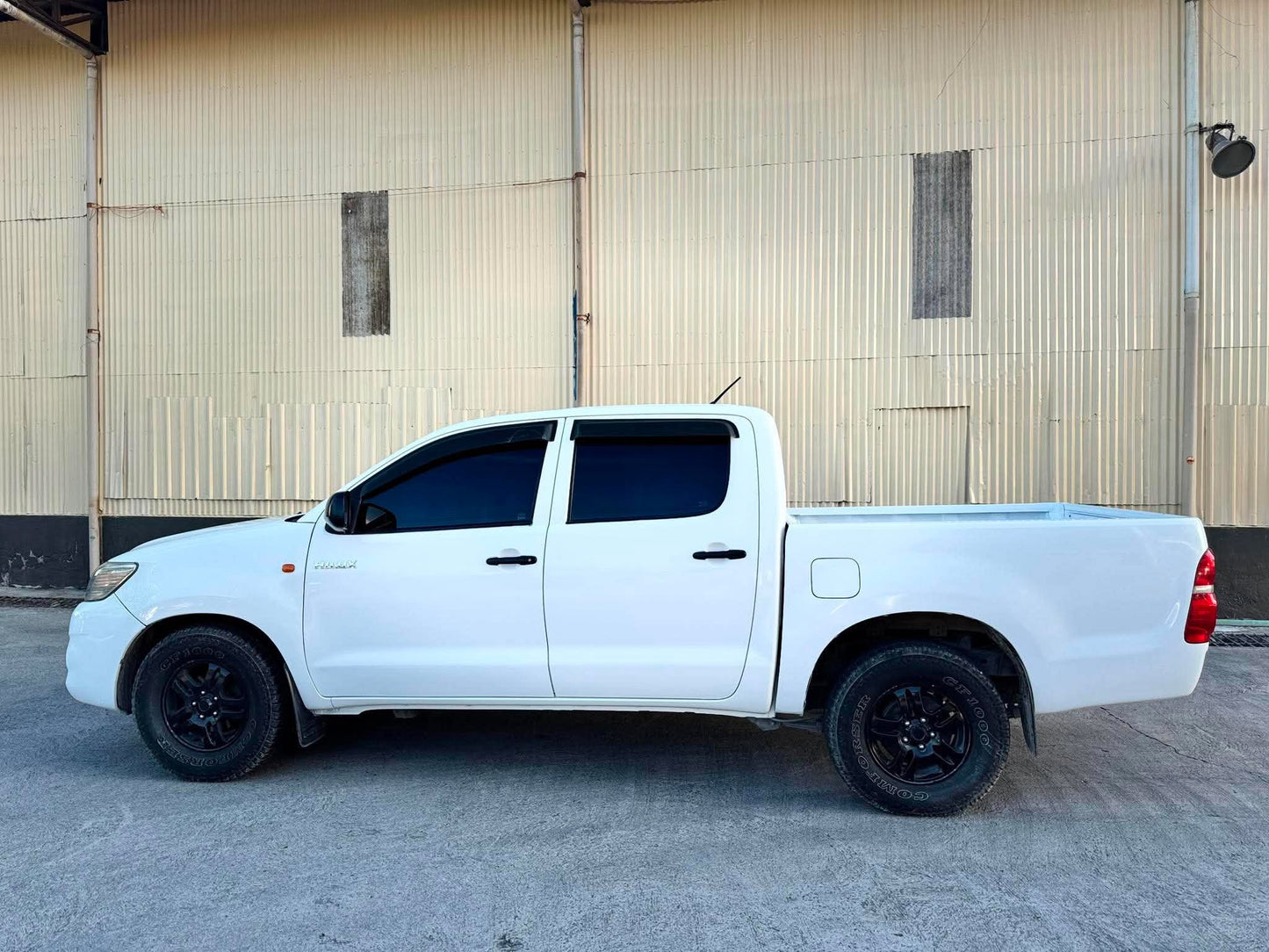 2014 TOYOTA HILUX J 2.5L MANUAL TRANSMISSION Gold Aces Car Display Center