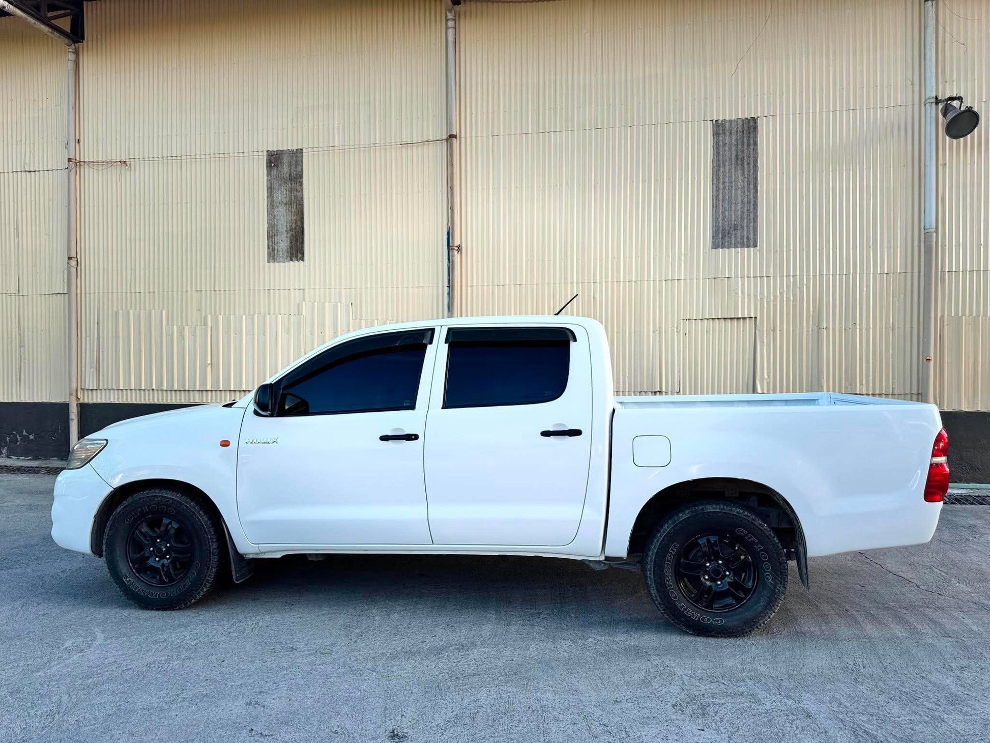 2014 TOYOTA HILUX J 2.5L MANUAL TRANSMISSION Gold Aces Car Display Center