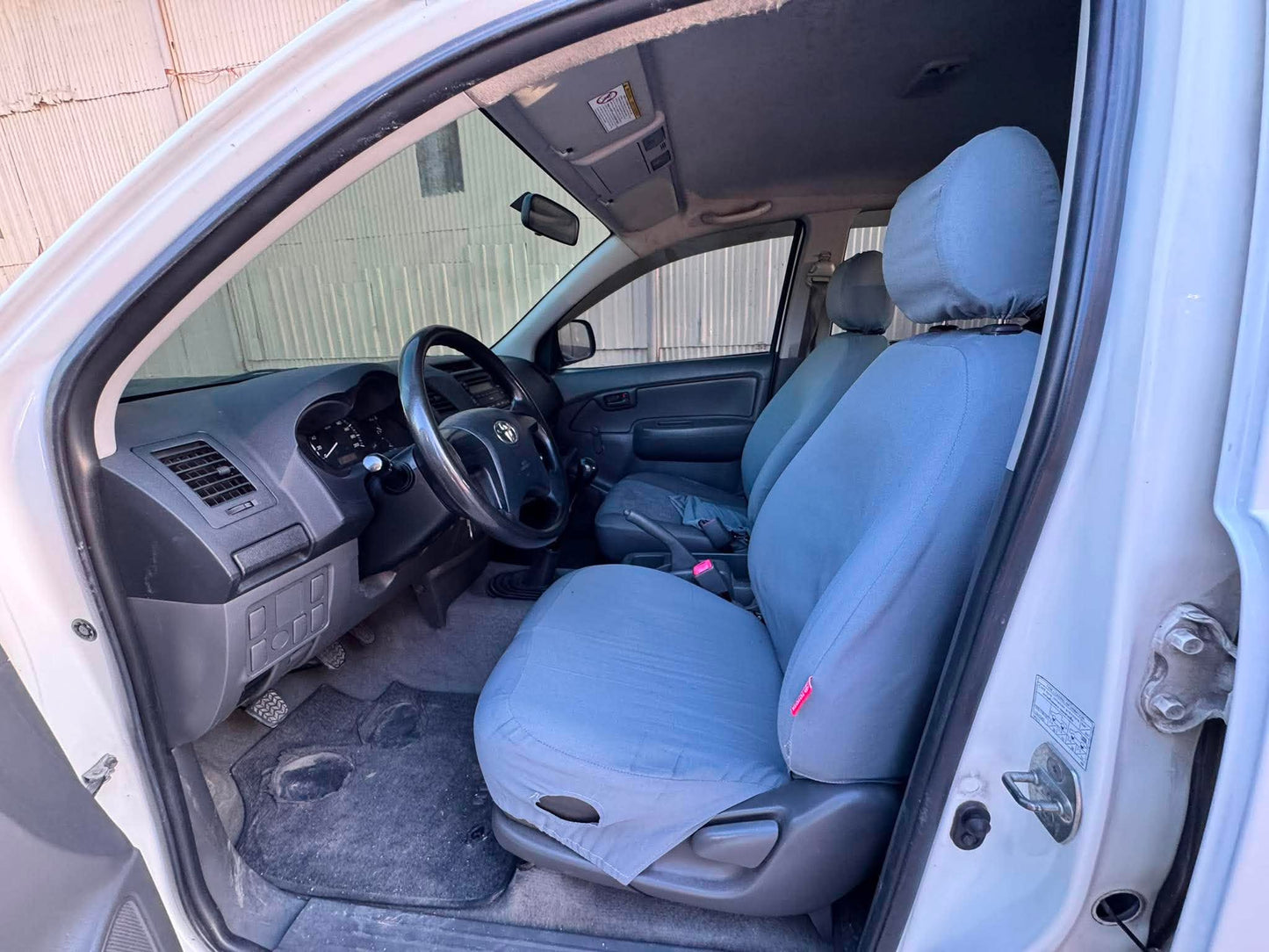 2014 TOYOTA HILUX J 2.5L MANUAL TRANSMISSION Gold Aces Car Display Center