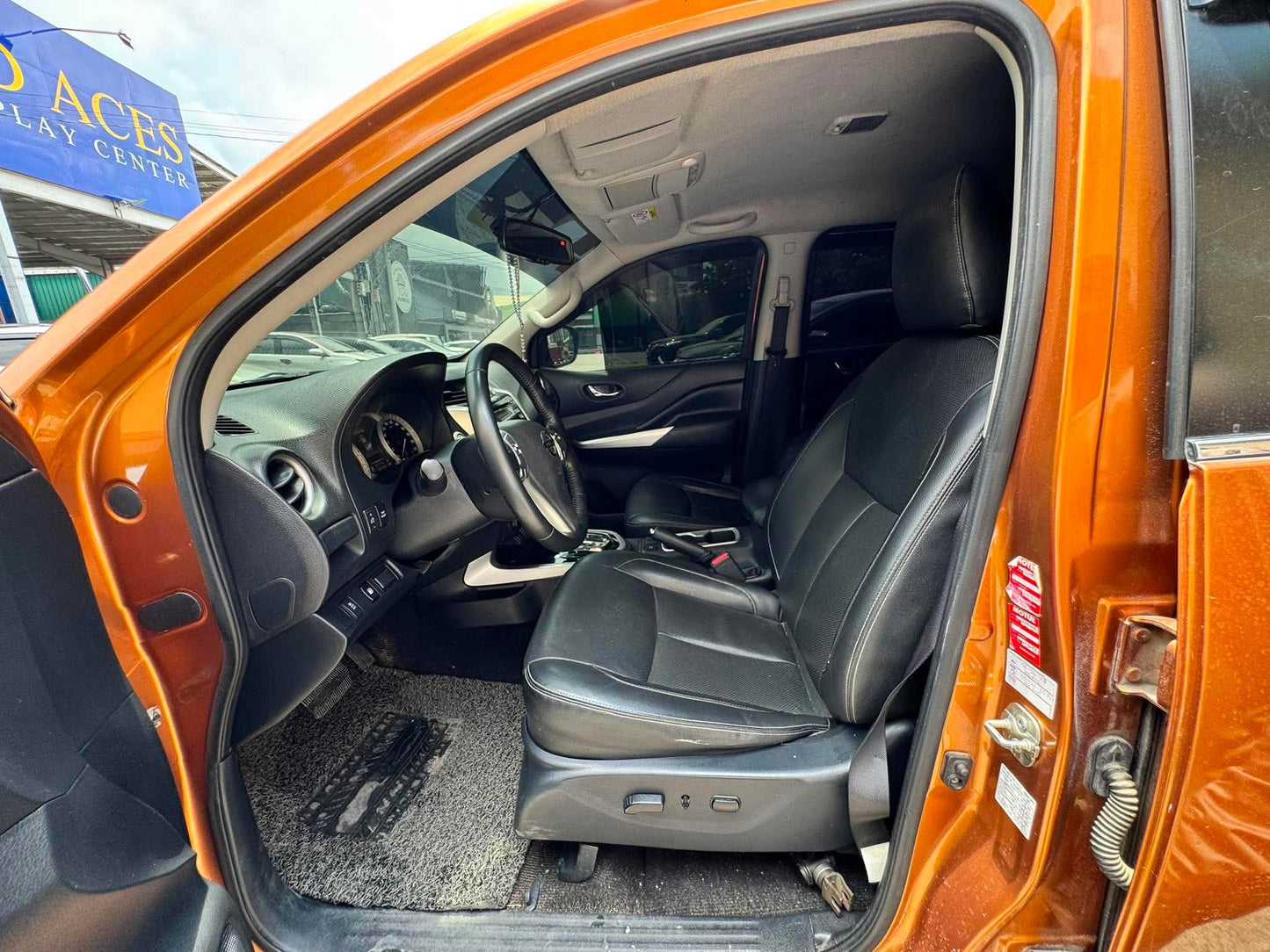 2018 NISSAN NAVARA VL 2.5L 4X4 AUTOMATIC TRANSMISSION Gold Aces Car Display Center