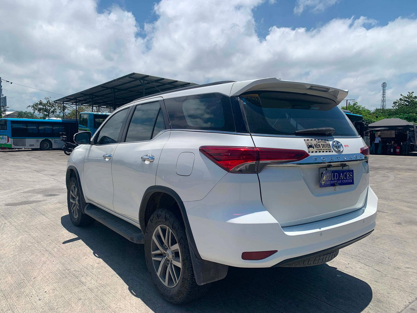 2017 TOYOTA FORTUNER V 2.4L 4X2 AUTOMATIC TRANSMISSION Gold Aces Car Display Center