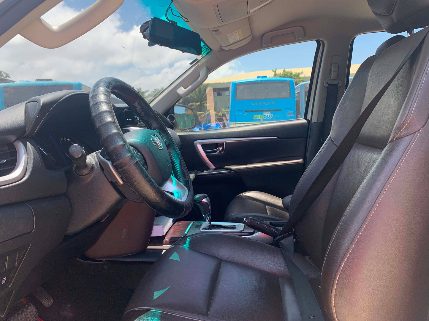 2017 TOYOTA FORTUNER V 2.4L 4X2 AUTOMATIC TRANSMISSION Gold Aces Car Display Center