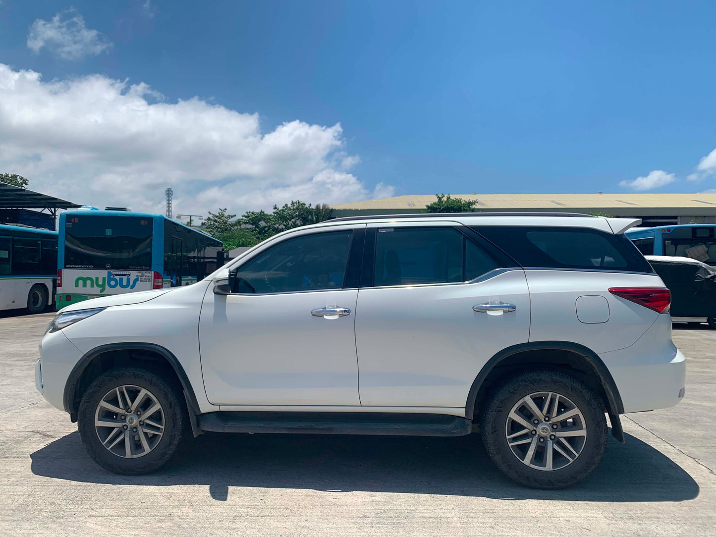 2017 TOYOTA FORTUNER V 2.4L 4X2 AUTOMATIC TRANSMISSION Gold Aces Car Display Center