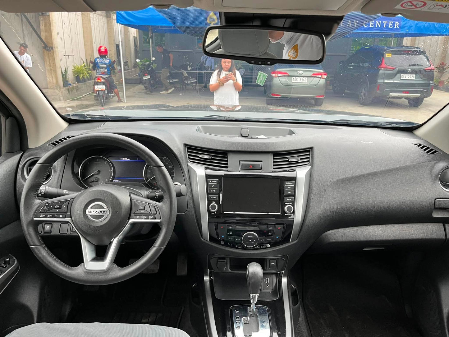 2022 NISSAN NAVARA VL 2.5L 4X2 AUTOMATIC TRANSMISSION Gold Aces Car Display Center