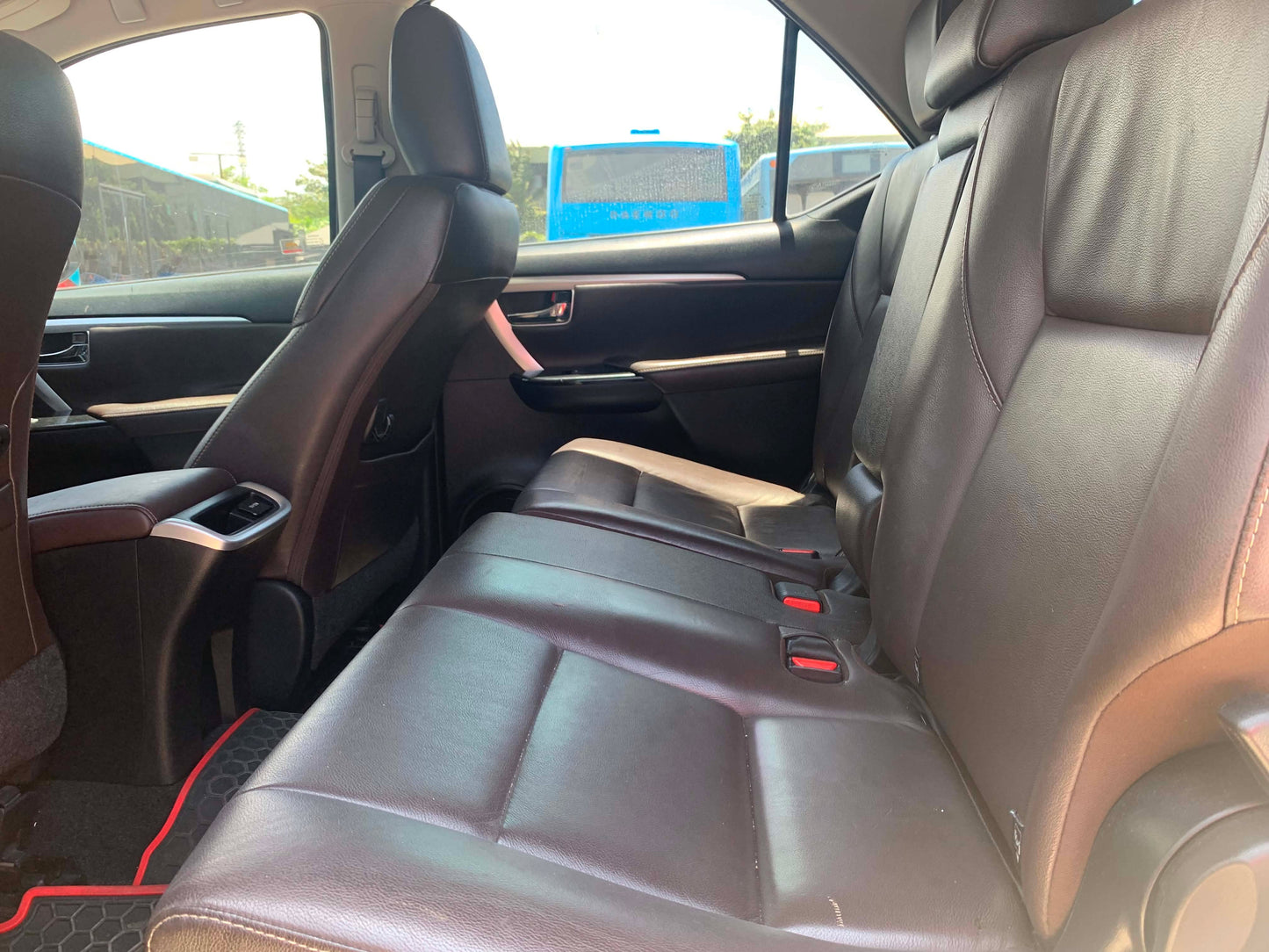 2017 TOYOTA FORTUNER V 2.4L 4X2 AUTOMATIC TRANSMISSION Gold Aces Car Display Center