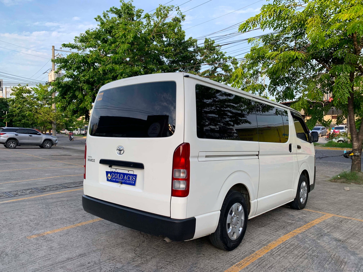 NEW ARRIVAL! 2017 TOYOTA HIACE COMMUTER 3.0L MANUAL TRANSMISSION Gold Aces Car Display Center