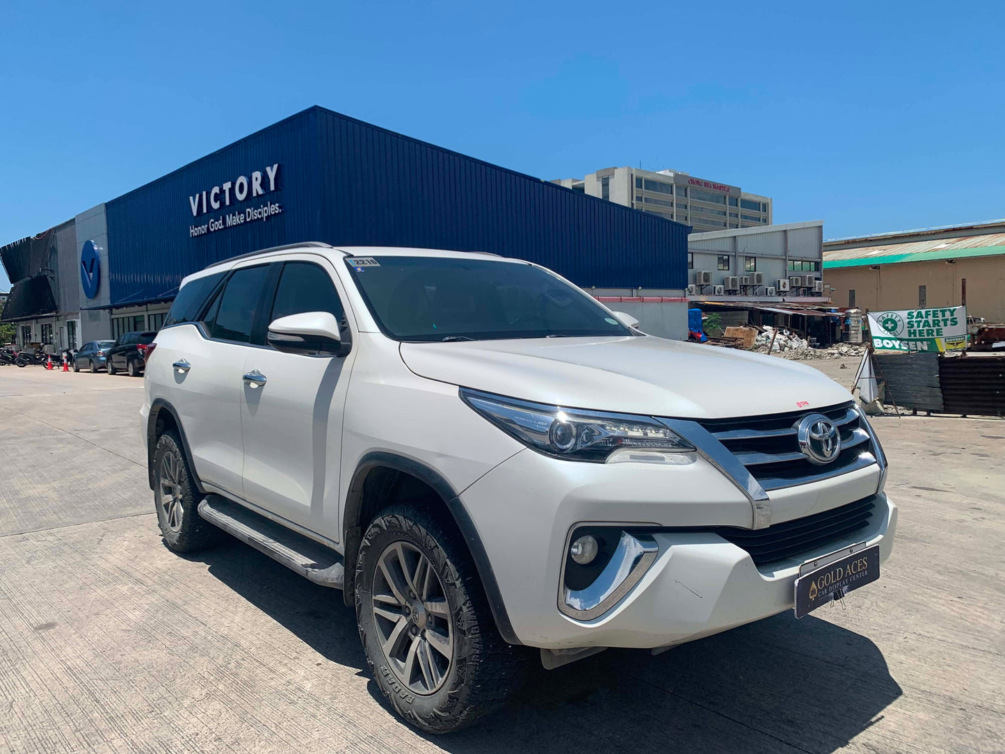 2017 TOYOTA FORTUNER V 2.4L 4X2 AUTOMATIC TRANSMISSION Gold Aces Car Display Center