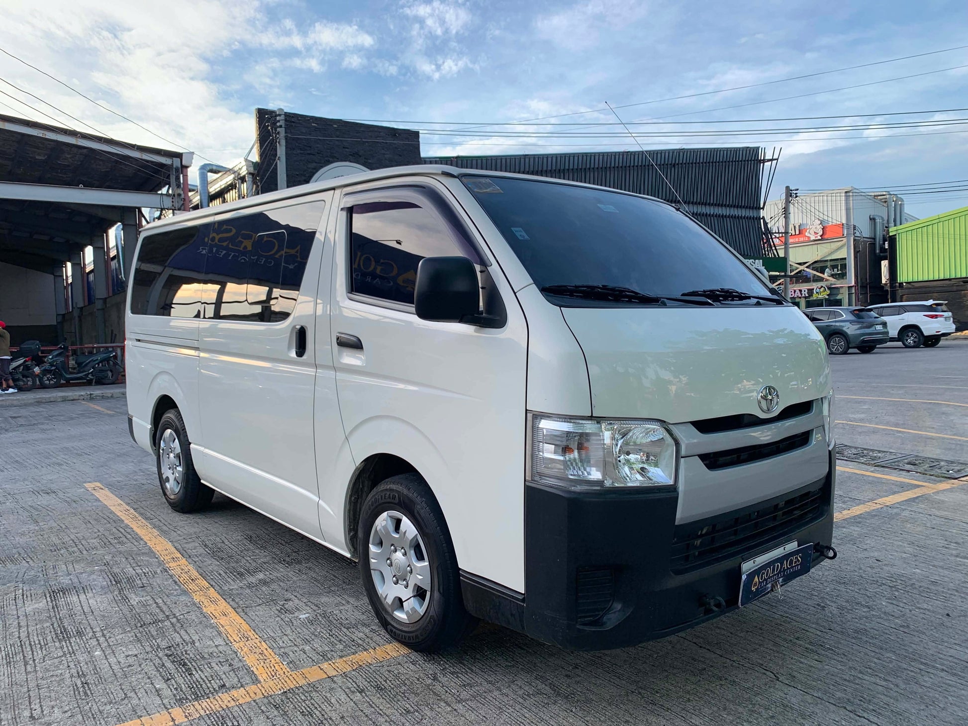 NEW ARRIVAL! 2017 TOYOTA HIACE COMMUTER 3.0L MANUAL TRANSMISSION Gold Aces Car Display Center