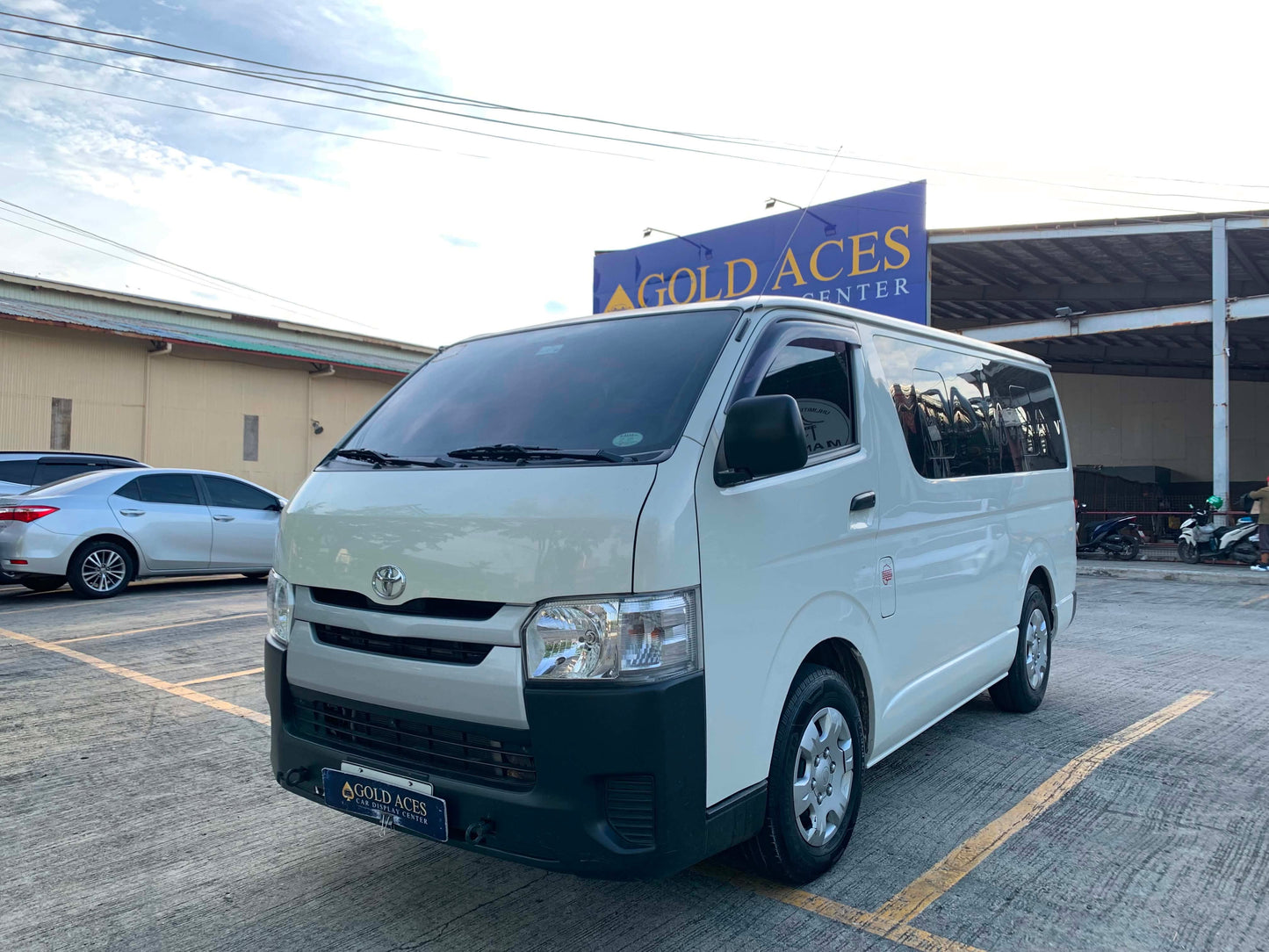 NEW ARRIVAL! 2017 TOYOTA HIACE COMMUTER 3.0L MANUAL TRANSMISSION Gold Aces Car Display Center