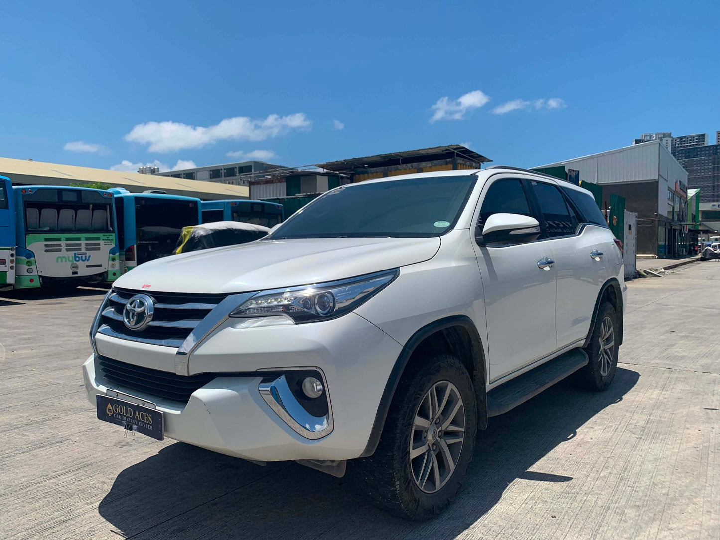 2017 TOYOTA FORTUNER V 2.4L 4X2 AUTOMATIC TRANSMISSION Gold Aces Car Display Center