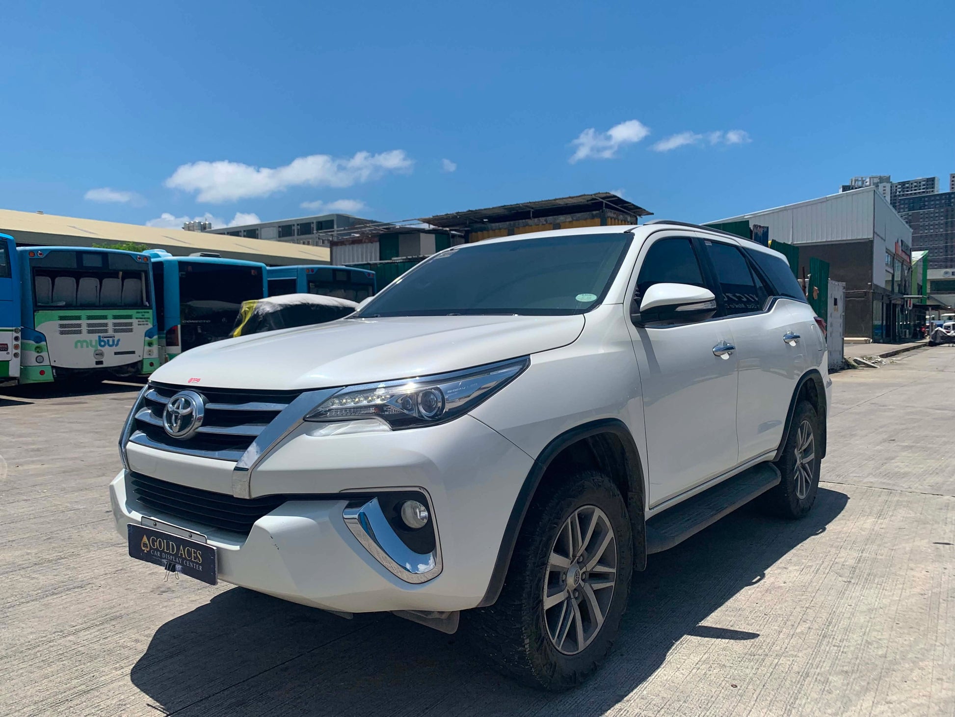 2017 TOYOTA FORTUNER V 2.4L 4X2 AUTOMATIC TRANSMISSION Gold Aces Car Display Center
