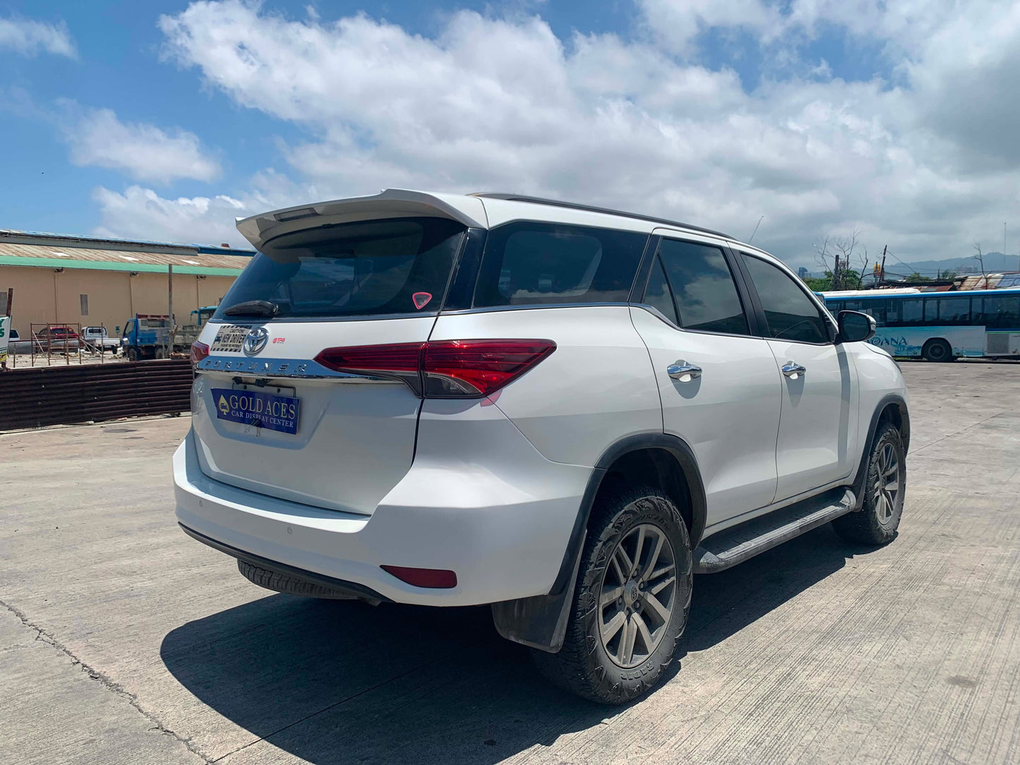 2017 TOYOTA FORTUNER V 2.4L 4X2 AUTOMATIC TRANSMISSION Gold Aces Car Display Center