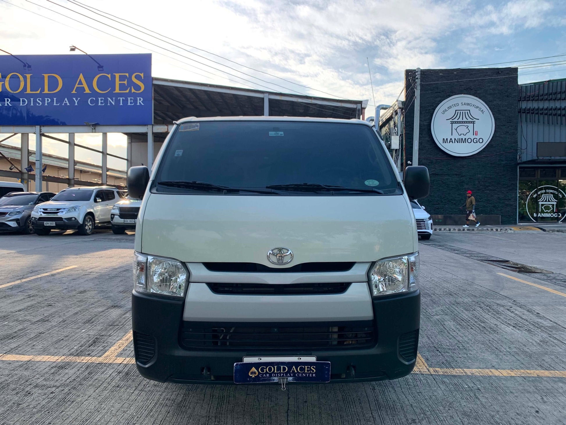 NEW ARRIVAL! 2017 TOYOTA HIACE COMMUTER 3.0L MANUAL TRANSMISSION Gold Aces Car Display Center