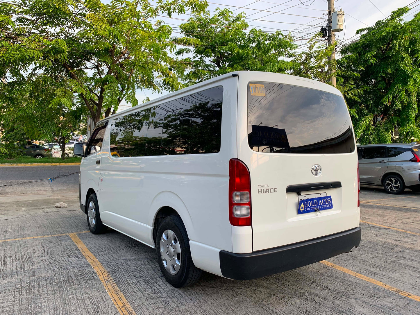 NEW ARRIVAL! 2017 TOYOTA HIACE COMMUTER 3.0L MANUAL TRANSMISSION Gold Aces Car Display Center