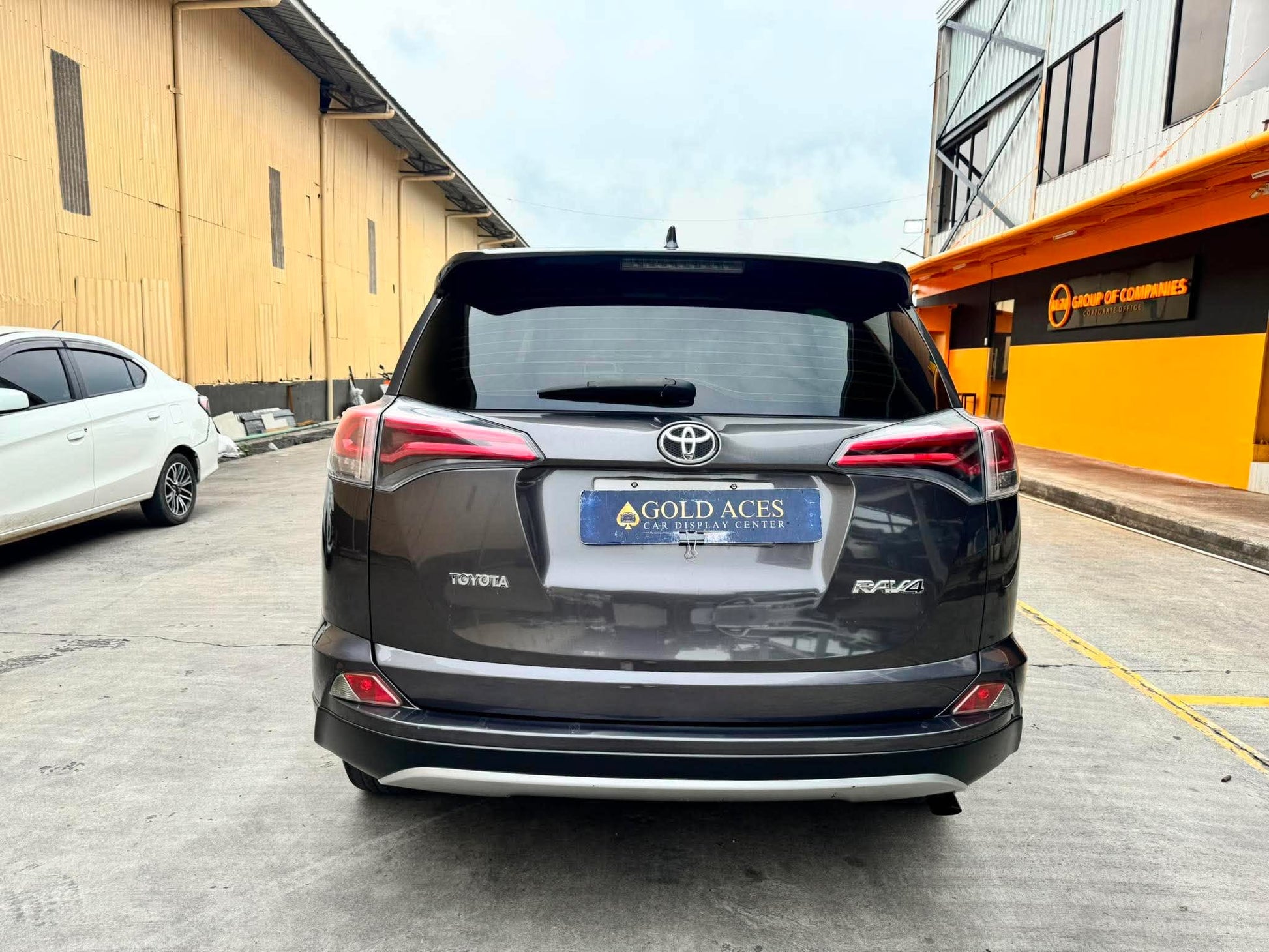 2017 TOYOTA RAV4 2.5L 4X2 AUTOMATIC TRANSMISSION (52TKMS ONLY!) Gold Aces Car Display Center