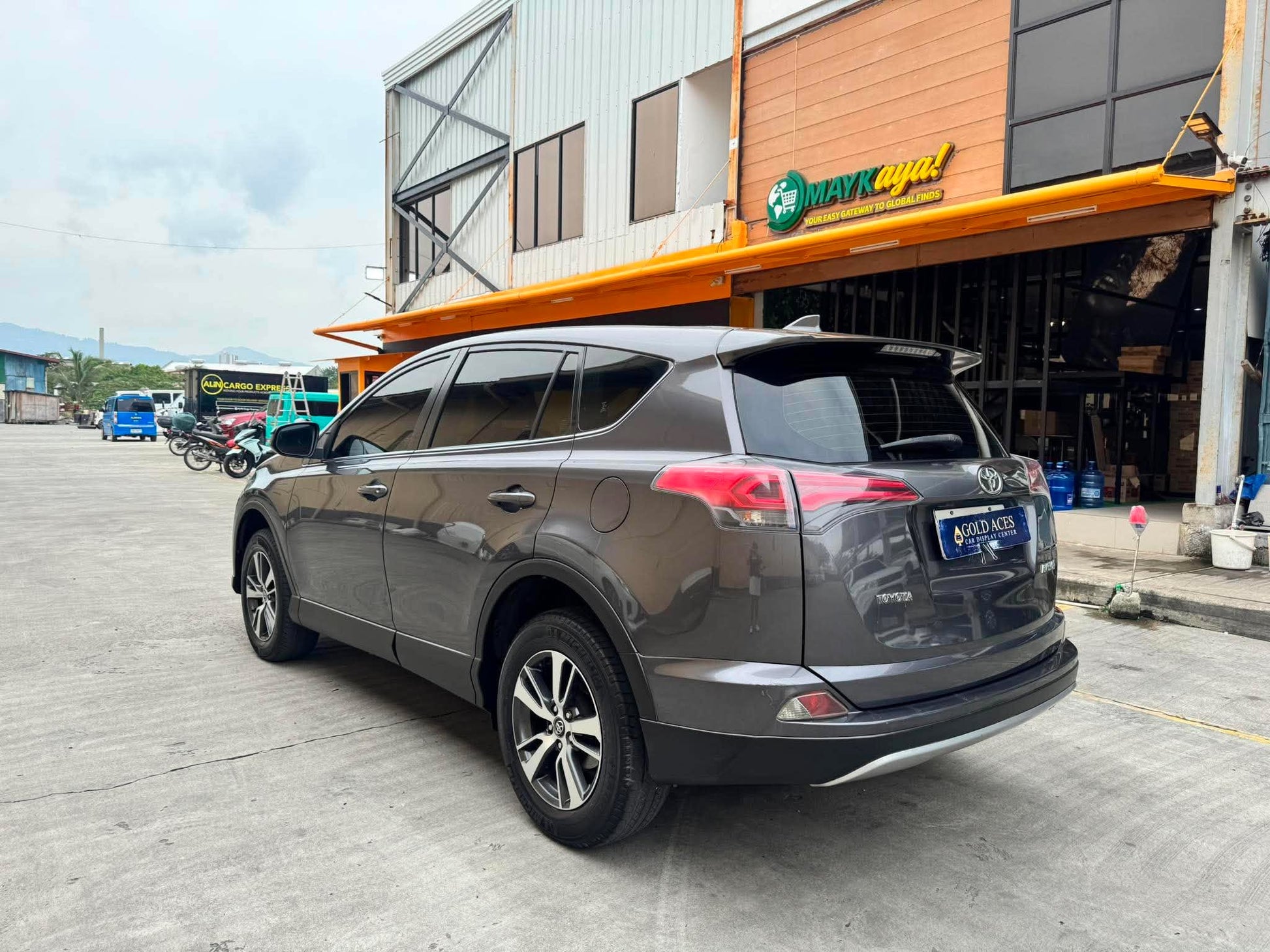 2017 TOYOTA RAV4 2.5L 4X2 AUTOMATIC TRANSMISSION (52TKMS ONLY!) Gold Aces Car Display Center