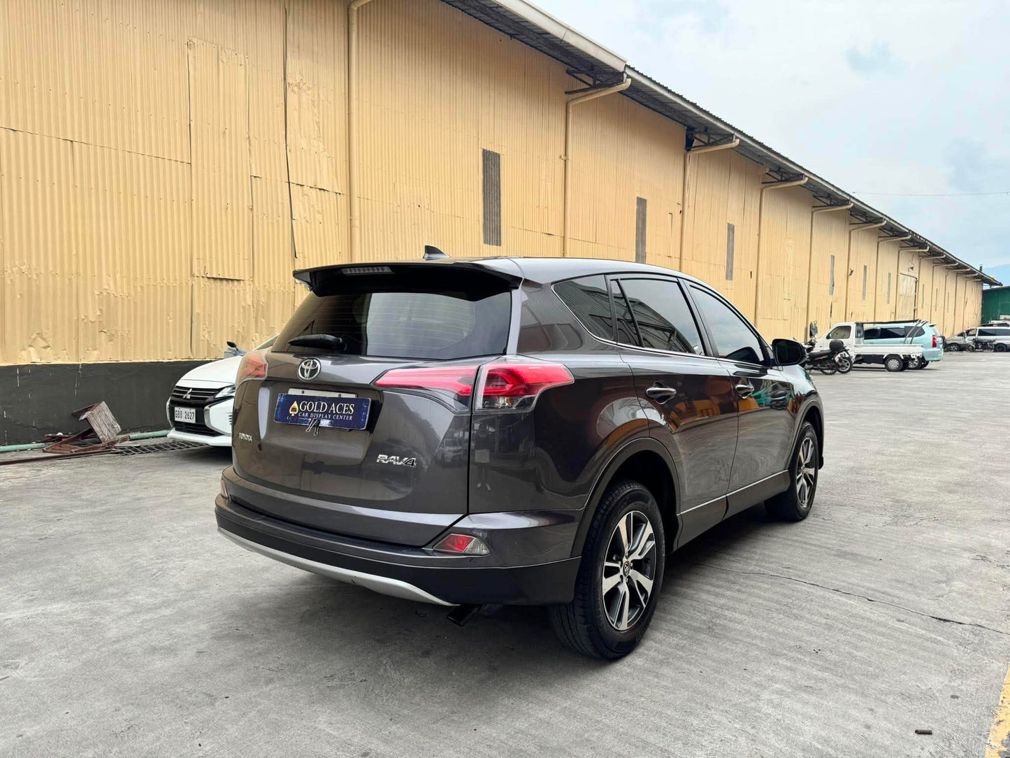 2017 TOYOTA RAV4 2.5L 4X2 AUTOMATIC TRANSMISSION (52TKMS ONLY!) Gold Aces Car Display Center