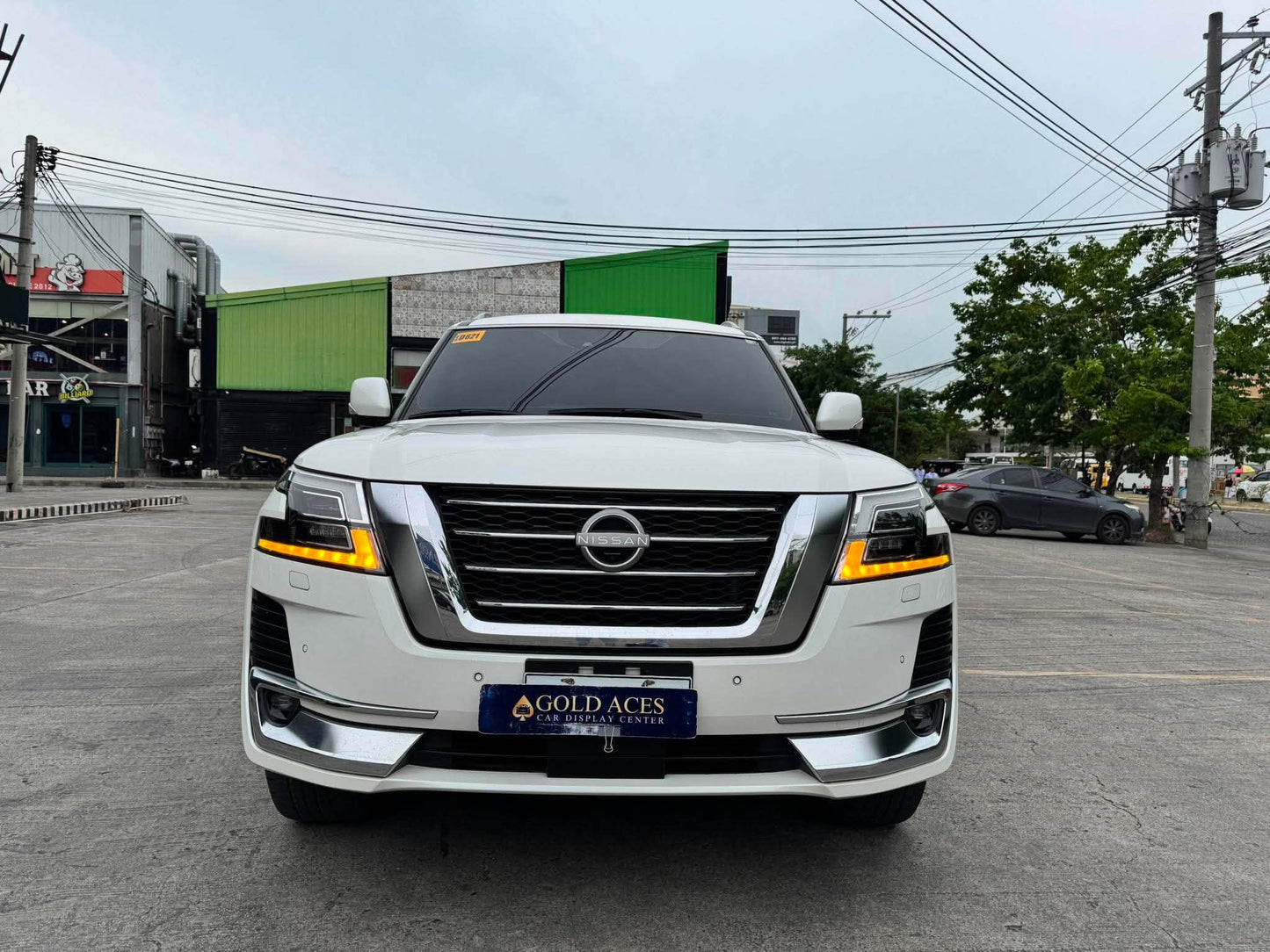 2023 NISSAN PATROL ROYALE 4X4 V8 5.6L AUTOMATIC TRANSMISSION (17TKMS ONLY!) Gold Aces Car Display Center