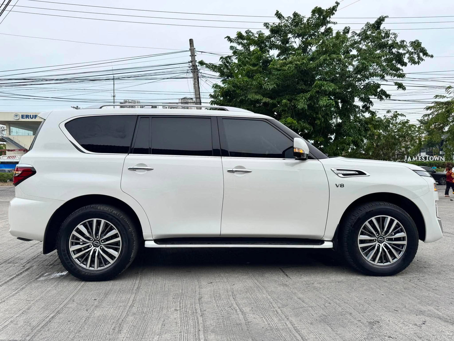 2023 NISSAN PATROL ROYALE 4X4 V8 5.6L AUTOMATIC TRANSMISSION (17TKMS ONLY!) Gold Aces Car Display Center