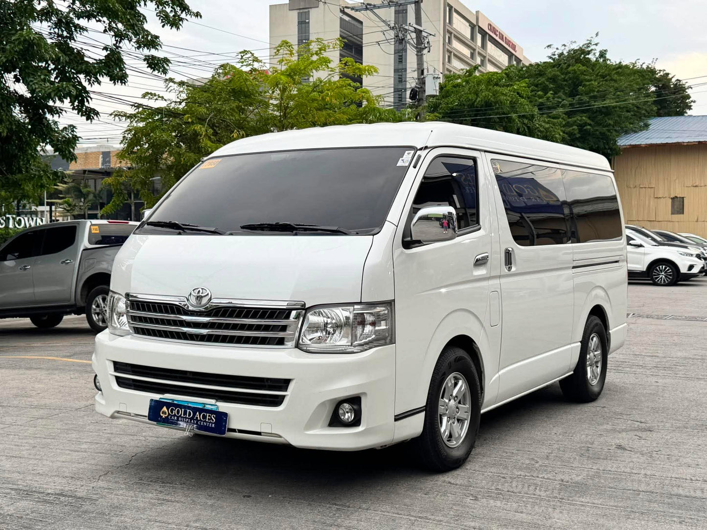 2014 TOYOTA HIACE SUPER GRANDIA 2.8L DSL AUTOMATIC TRANSMISSION (40TKMS ONLY!) Gold Aces Car Display Center