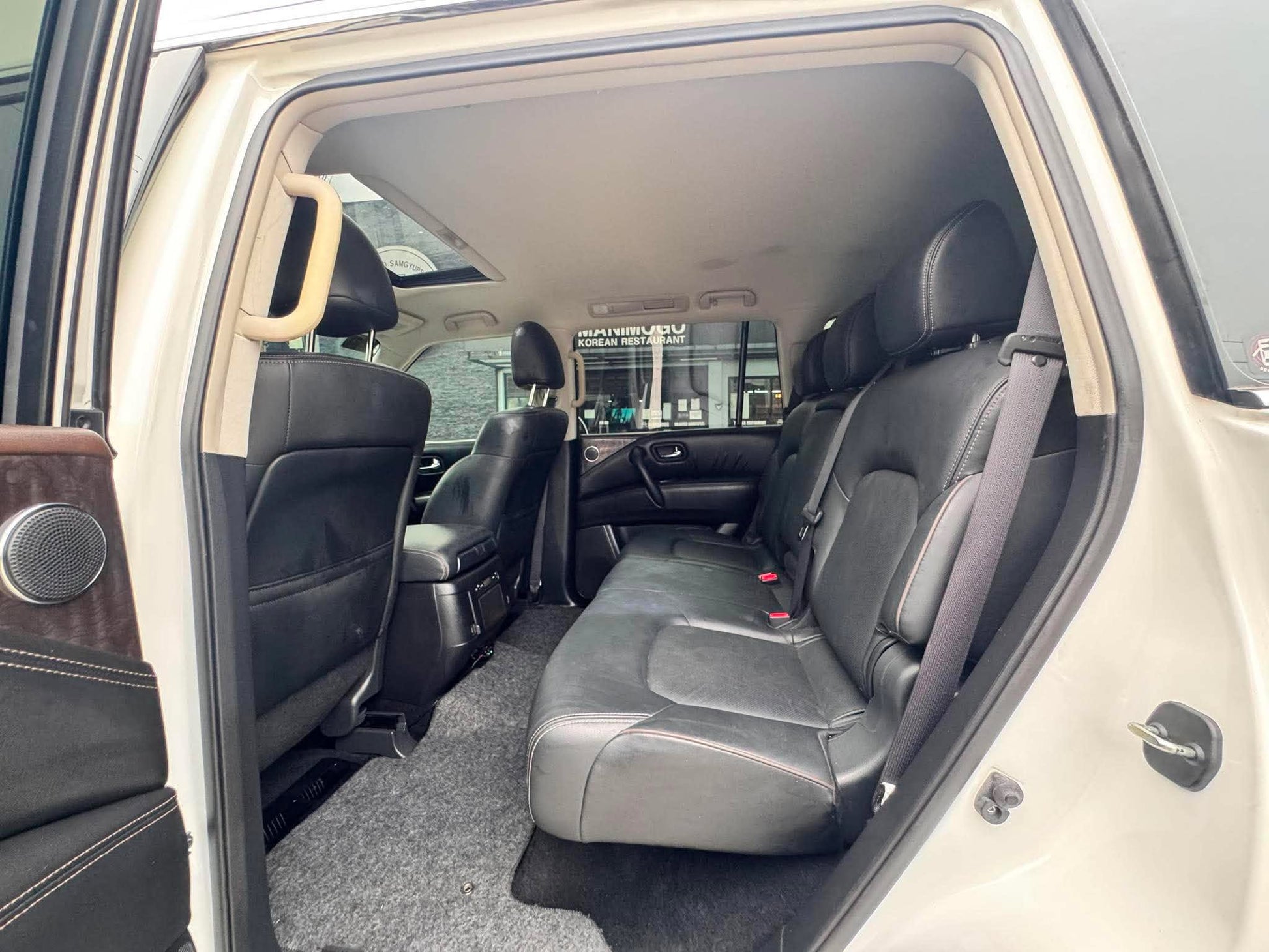 2023 NISSAN PATROL ROYALE 4X4 V8 5.6L AUTOMATIC TRANSMISSION (17TKMS ONLY!) Gold Aces Car Display Center