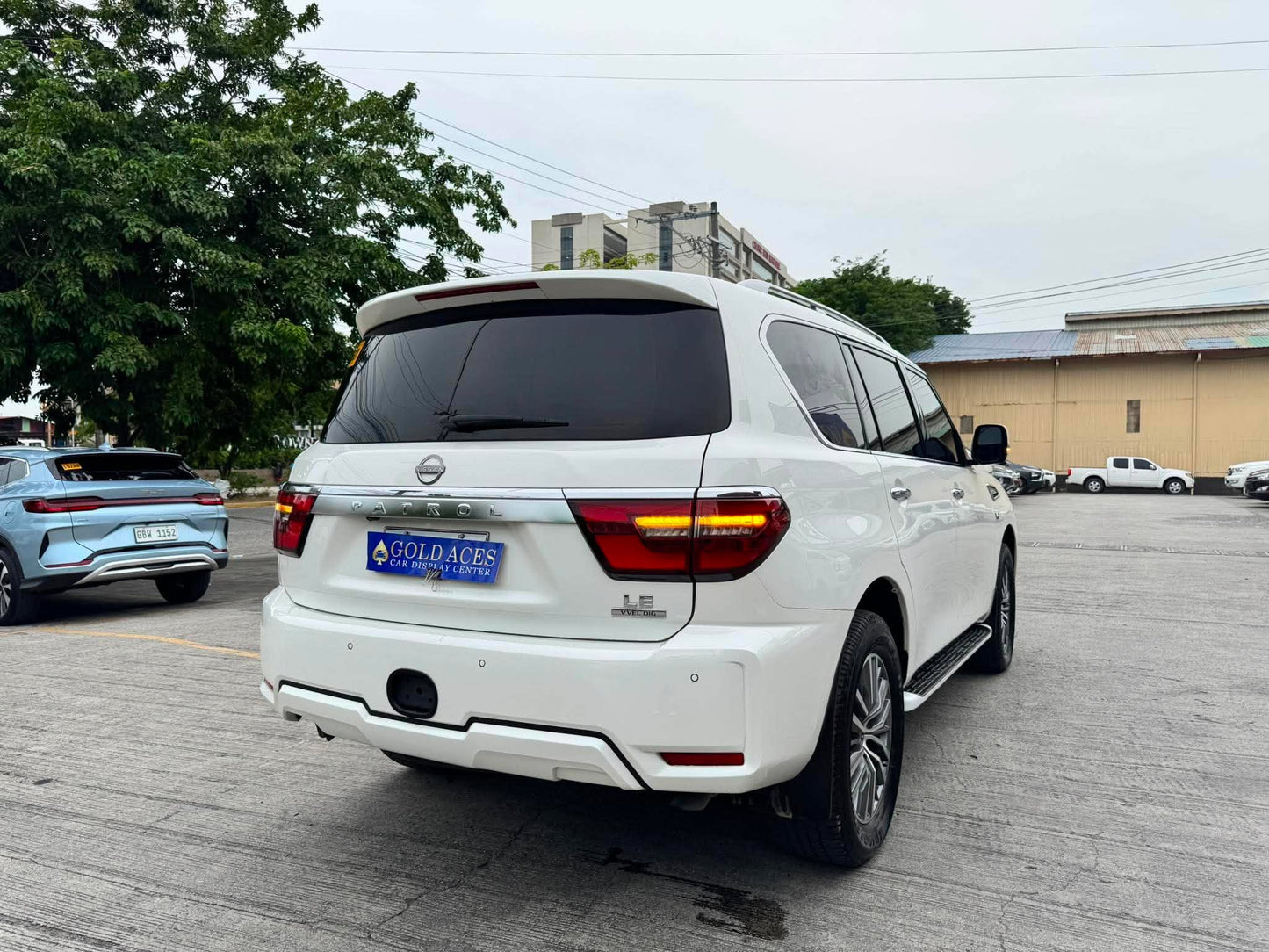 2023 NISSAN PATROL ROYALE 4X4 V8 5.6L AUTOMATIC TRANSMISSION (17TKMS ONLY!) Gold Aces Car Display Center