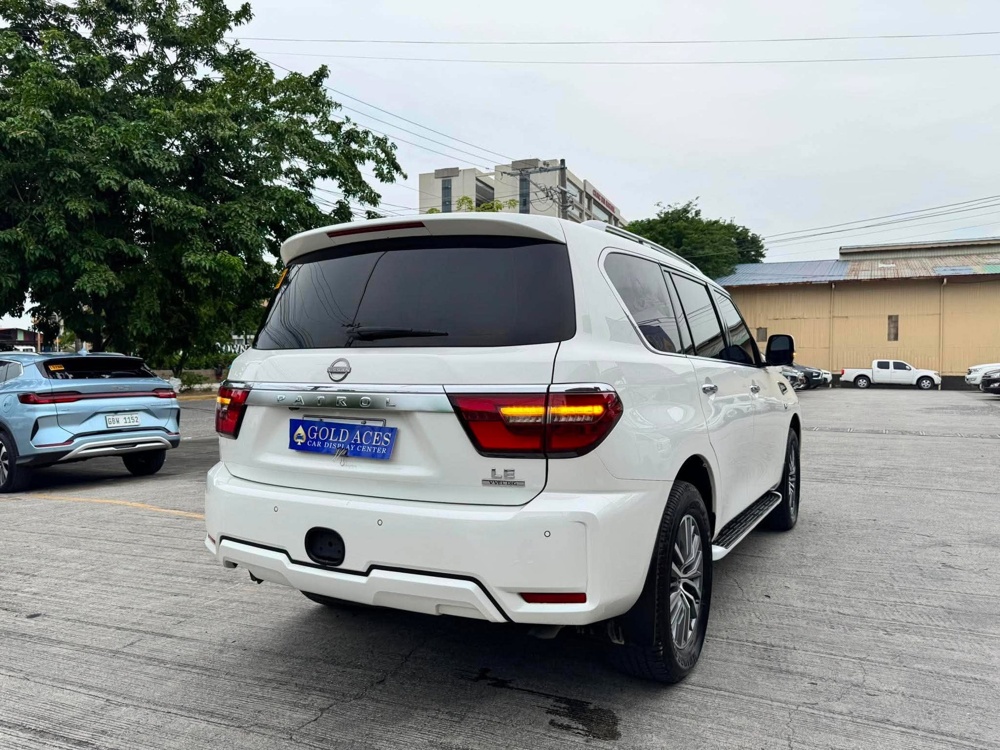 2023 NISSAN PATROL ROYALE 4X4 V8 5.6L AUTOMATIC TRANSMISSION (17TKMS ONLY!) Gold Aces Car Display Center