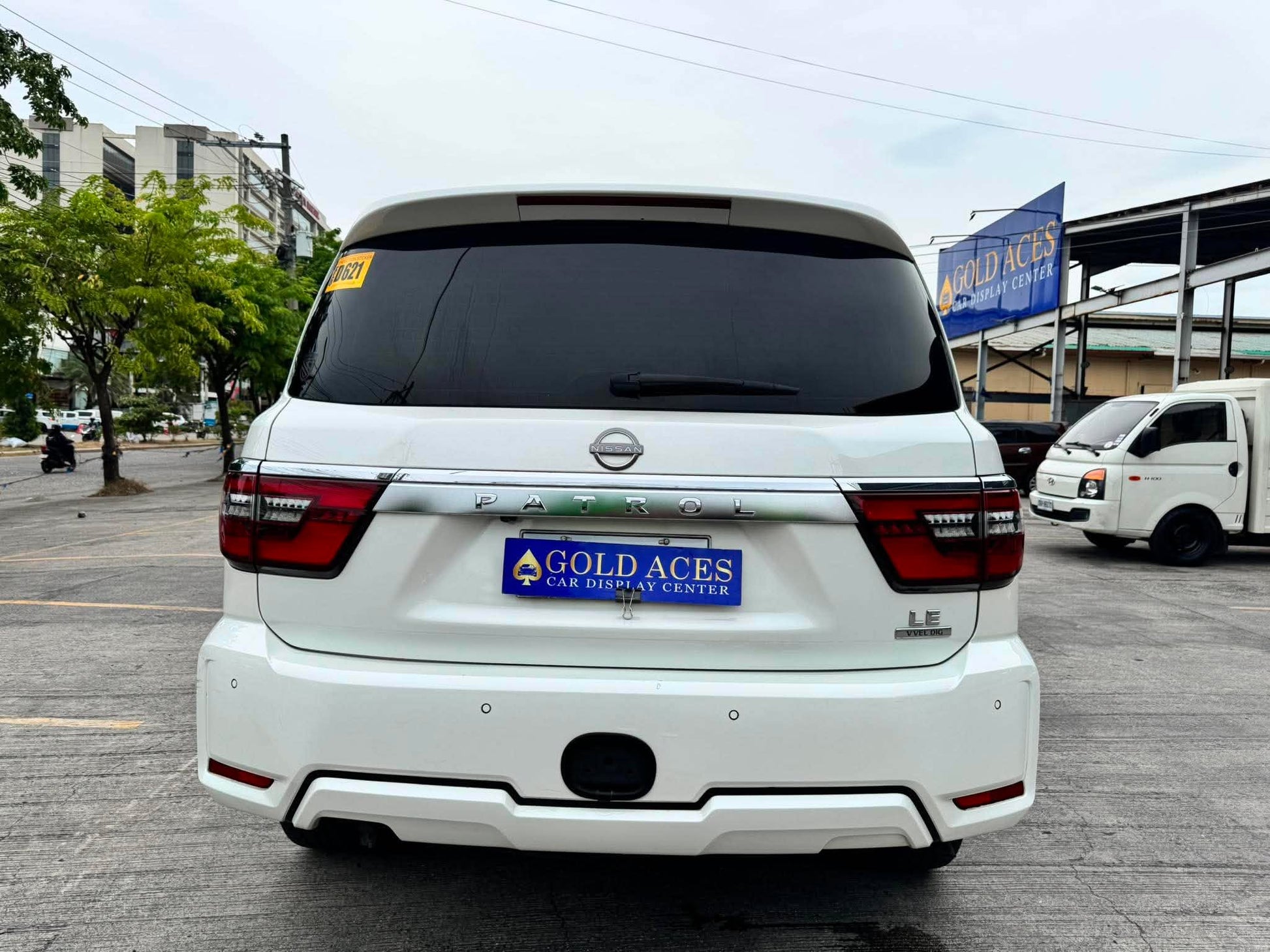 2023 NISSAN PATROL ROYALE 4X4 V8 5.6L AUTOMATIC TRANSMISSION (17TKMS ONLY!) Gold Aces Car Display Center