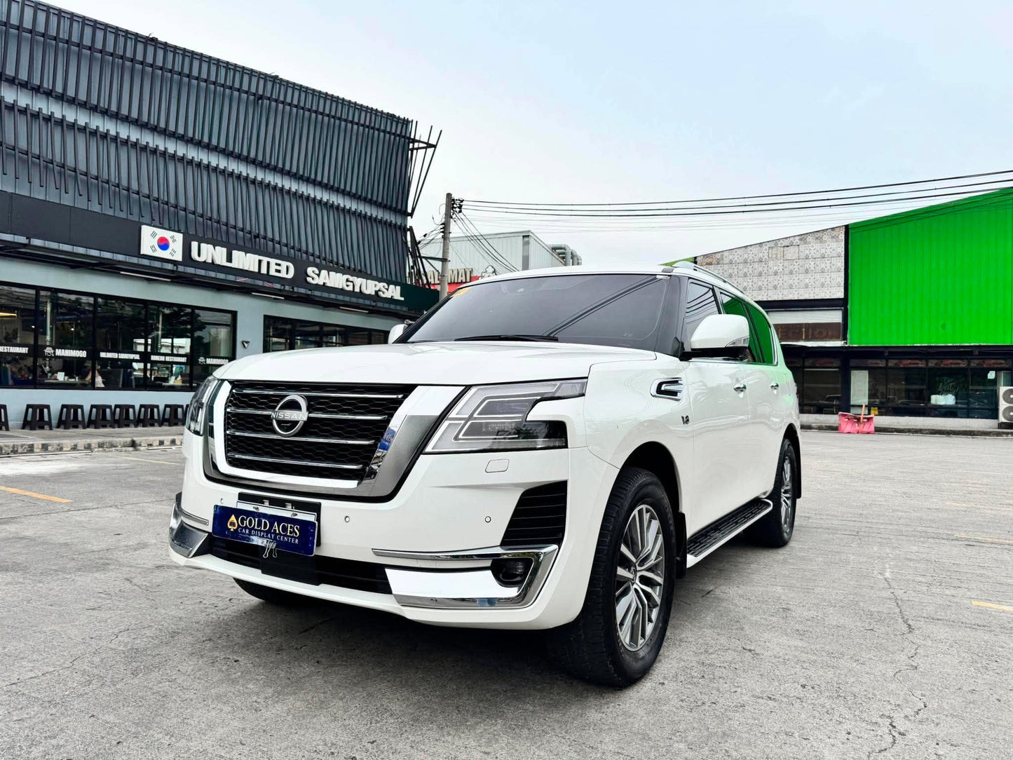 2023 NISSAN PATROL ROYALE 4X4 V8 5.6L AUTOMATIC TRANSMISSION (17TKMS ONLY!) Gold Aces Car Display Center