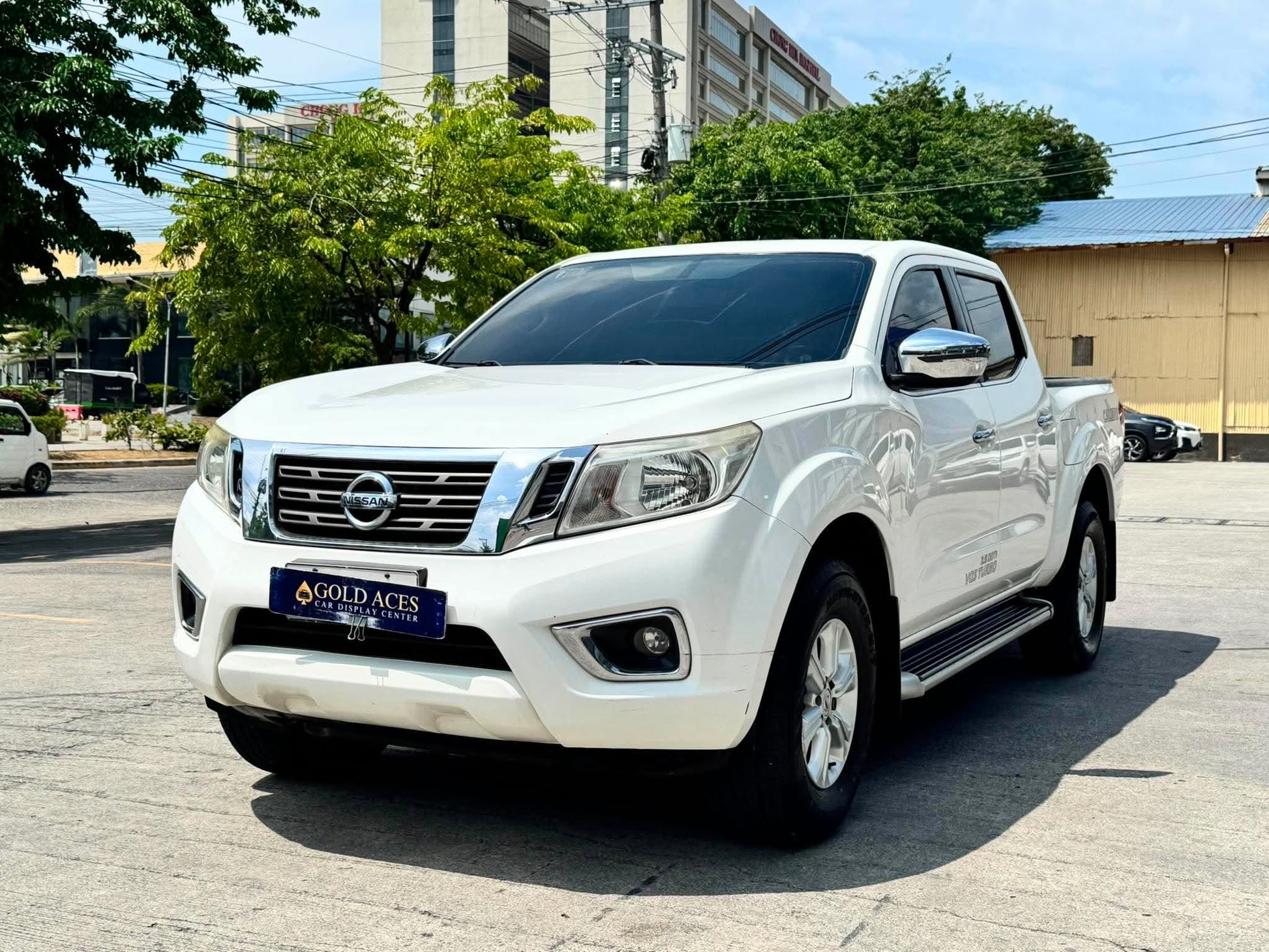 2017 NISSAN NAVARA 2.5L EL 4X2 AUTOMATIC TRANSMISSION Gold Aces Car Display Center