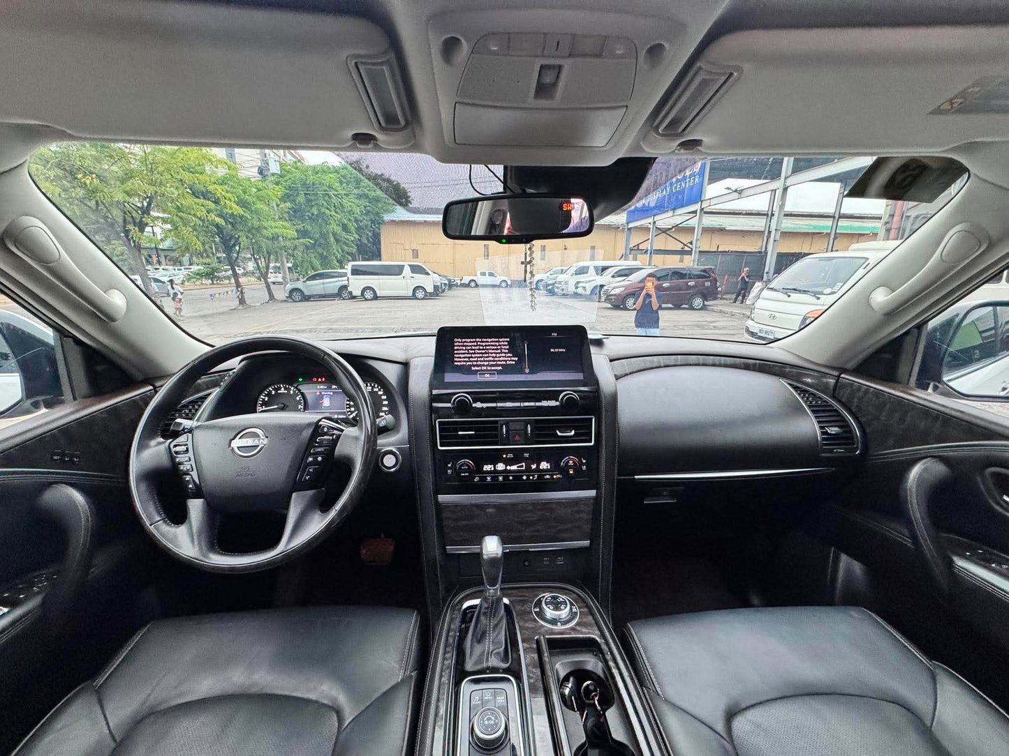 2023 NISSAN PATROL ROYALE 4X4 V8 5.6L AUTOMATIC TRANSMISSION (17TKMS ONLY!) Gold Aces Car Display Center