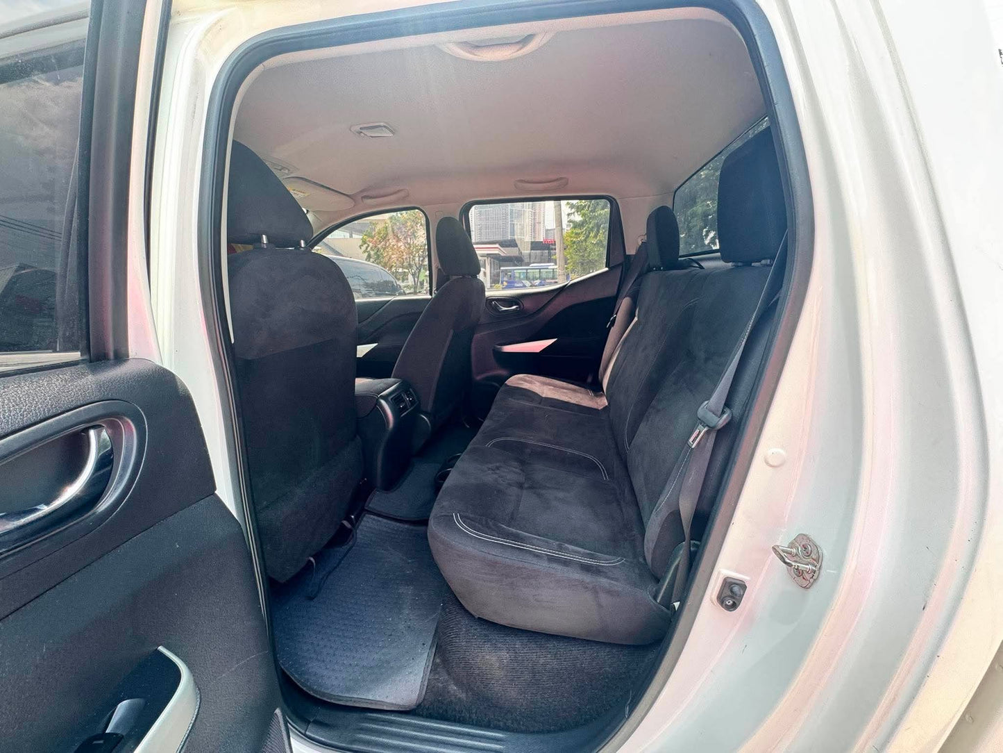 2017 NISSAN NAVARA 2.5L EL 4X2 AUTOMATIC TRANSMISSION Gold Aces Car Display Center