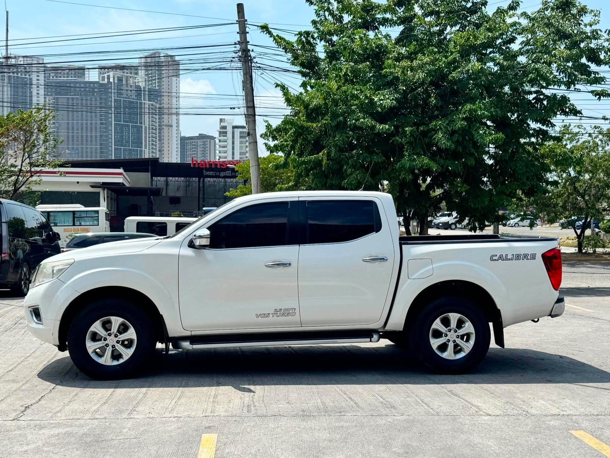 2017 NISSAN NAVARA 2.5L EL 4X2 AUTOMATIC TRANSMISSION Gold Aces Car Display Center