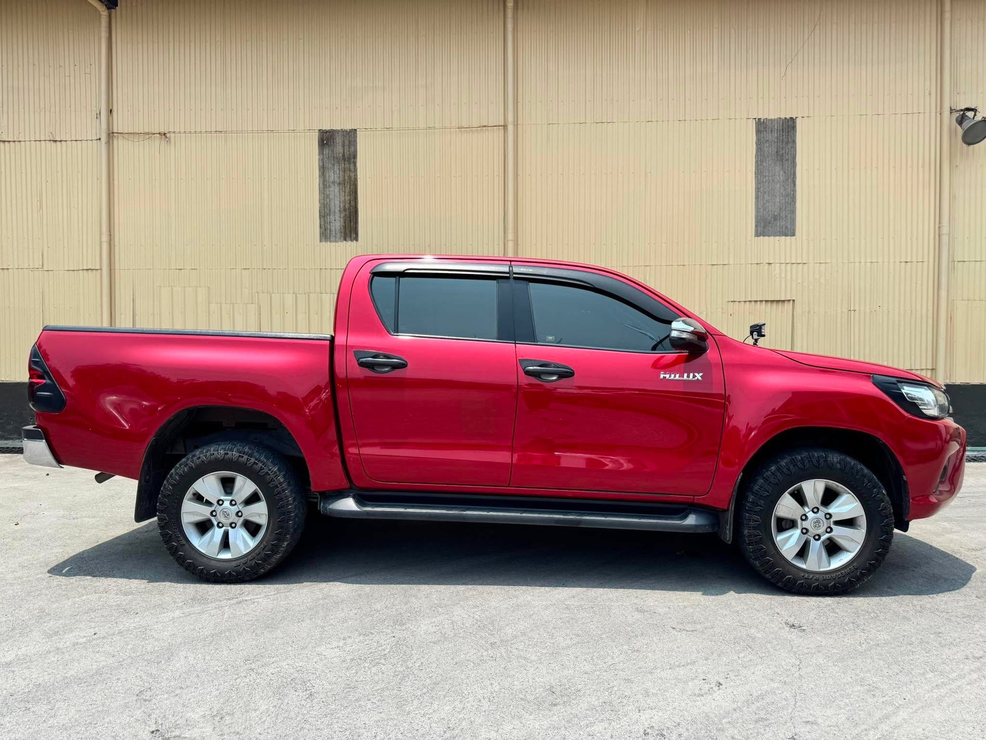 2017 TOYOTA HILUX 2.4L G 4X2 MANUAL TRANSMISSION Gold Aces Car Display Center